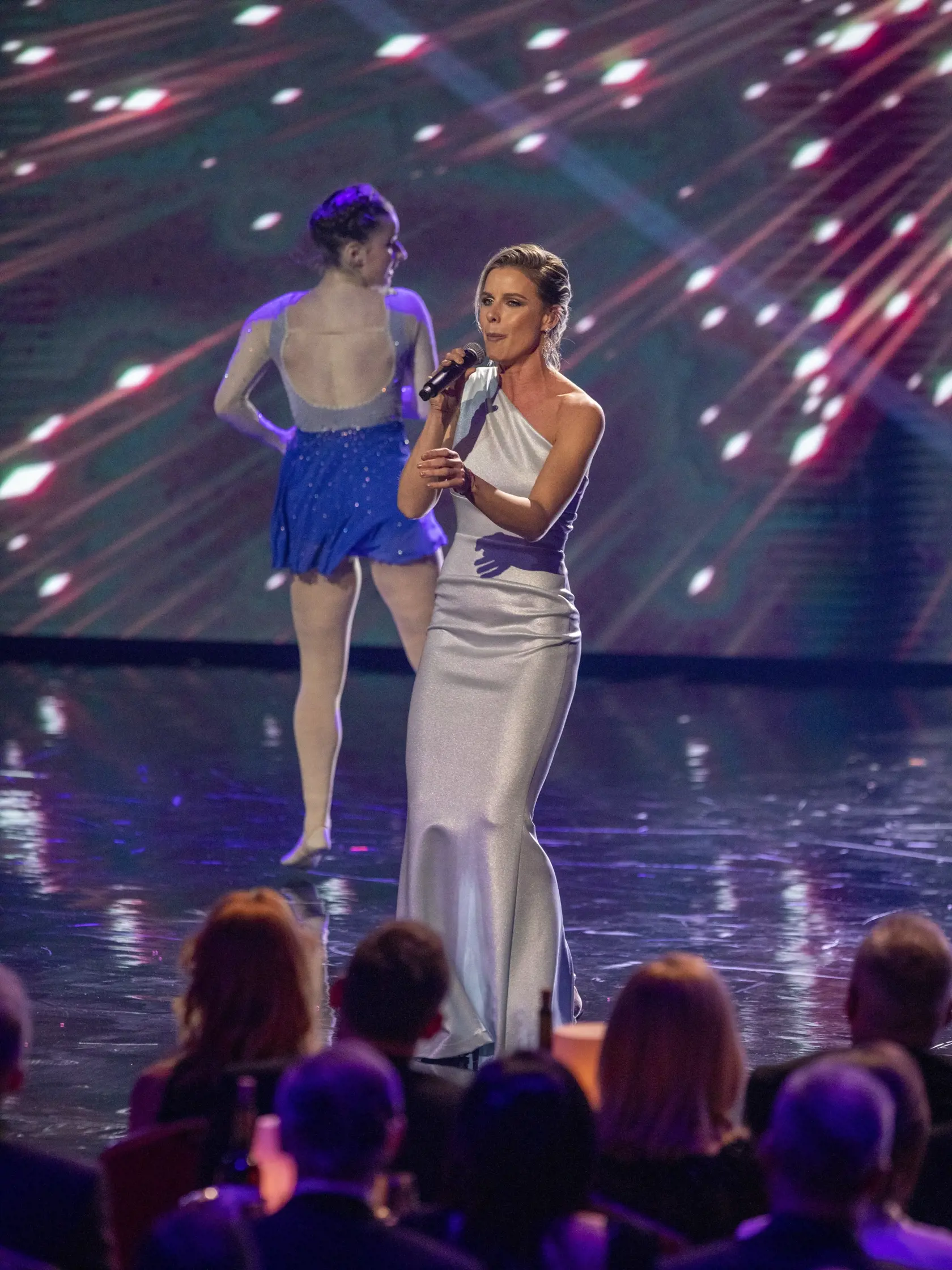 Na snímke je televízny prenos 26.ročníka Krištáľového krídla 2023 z novej budovy SND.
Speváčka Nela Pocisková