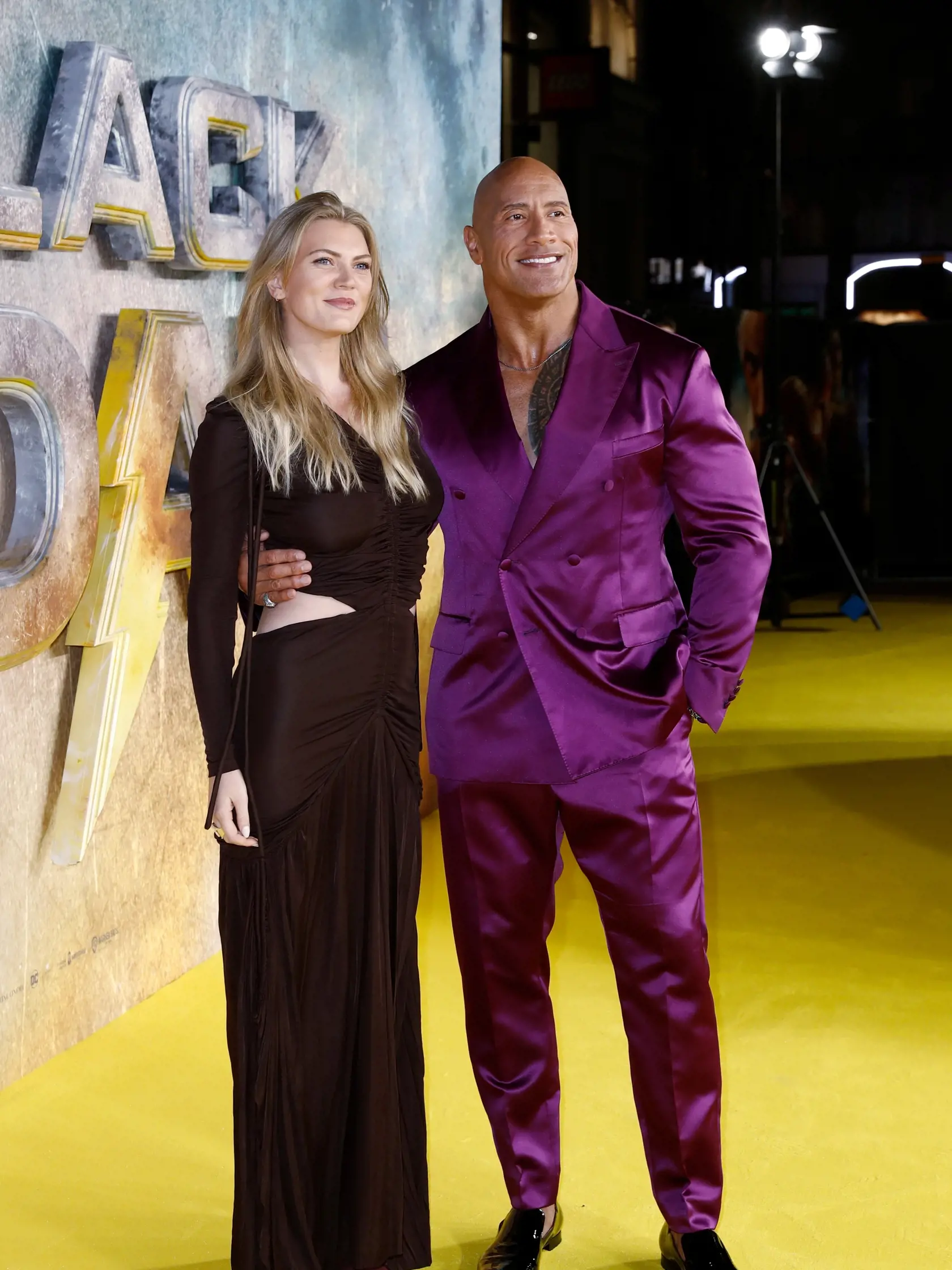 Veď ani Dwayne z nej nemohol spustiť oči.