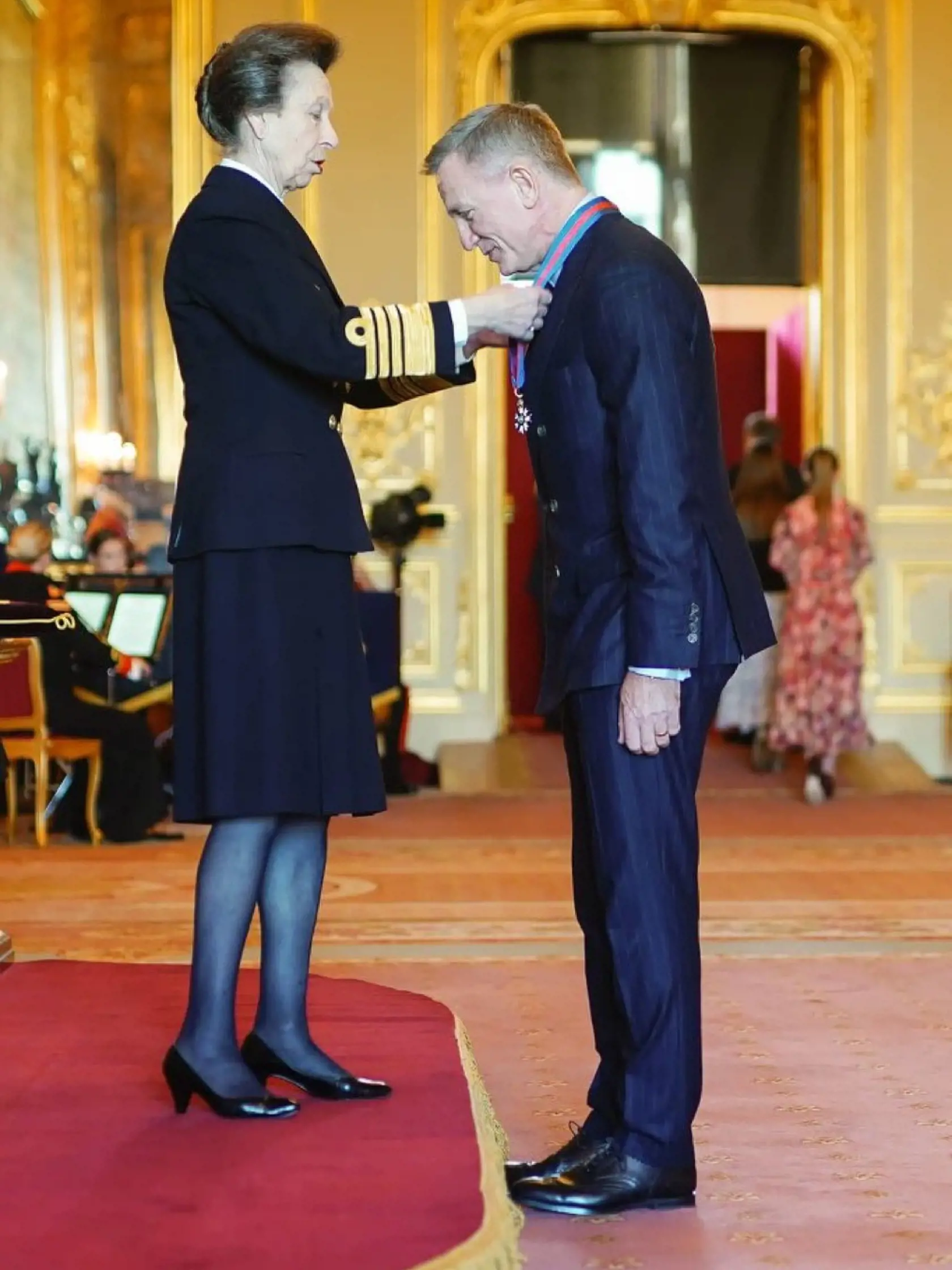 James Bond obdržal za svoju službu kráľovnej špeciálny rád a po rokoch sa ocenenia dočkal aj samotný herec. Z rúk princeznej Anny na hrade Windsor si prevzal Rád svätého Michala a svätého Juraja za mimoriadny prínos filmu a divadlu. „Očakávali sme vás,“ napísala v príspevku na Twitteri kráľovská rodina, ktorá vetou odkazovala na filmy s legendárnym agentom 007.
