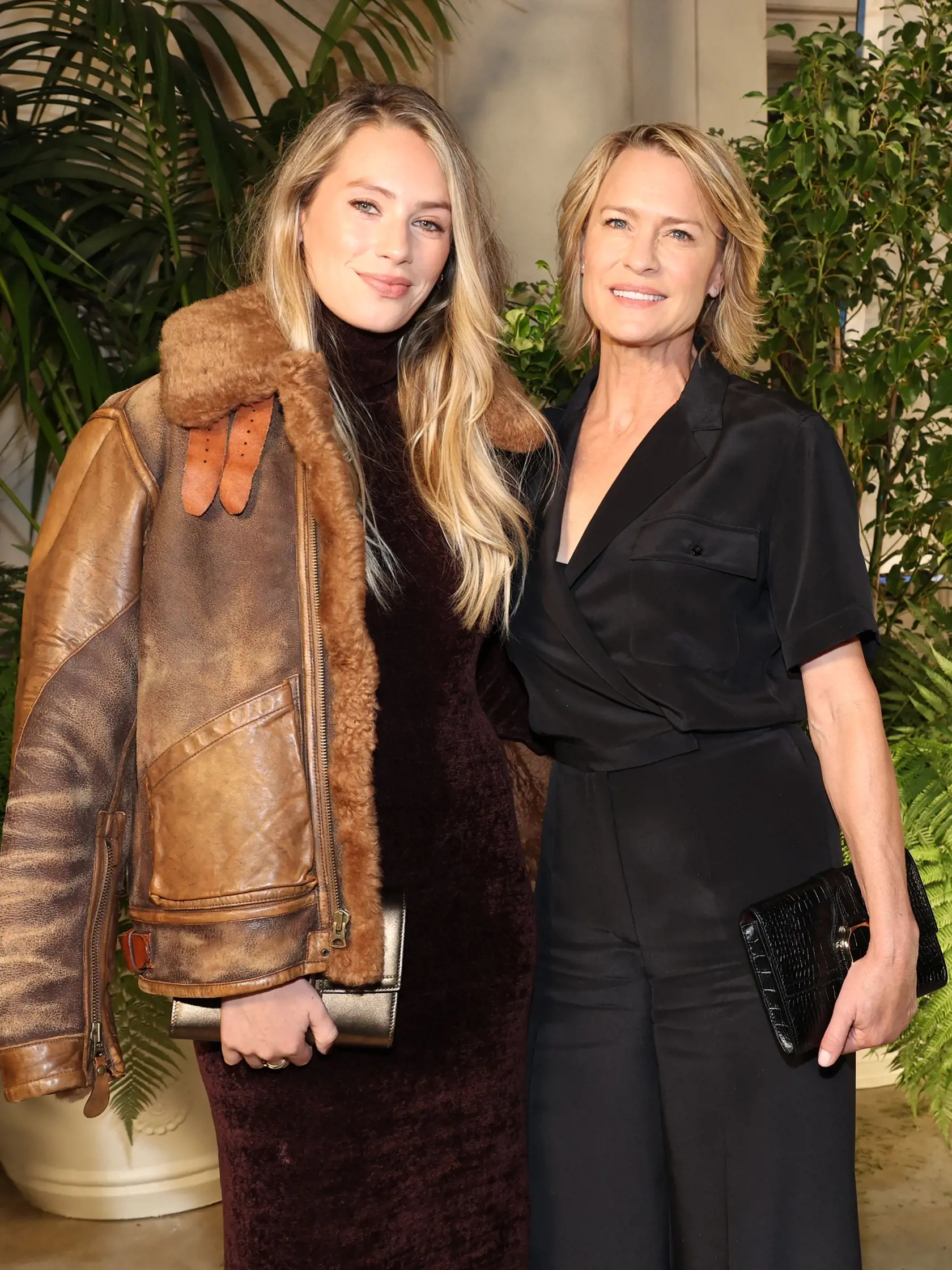 Mama s dcérou na najnovšej fotografii. Takéto šik boli Robin Wright a Dylan Penn na prehliadke Ralph Lauren SS23 Runway Show.