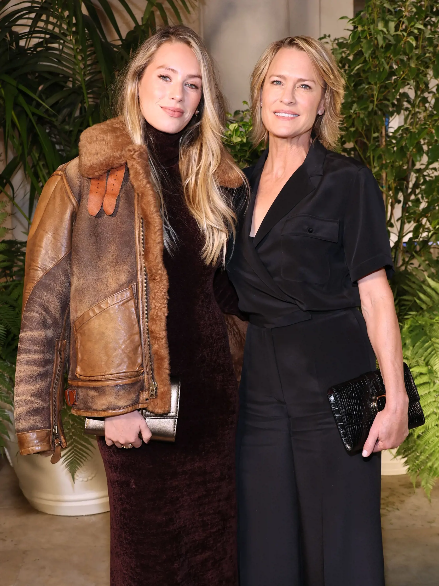 Mama s dcérou na najnovšej fotografii. Takéto šik boli Robin Wright a Dylan Penn na prehliadke Ralph Lauren SS23 Runway Show.
