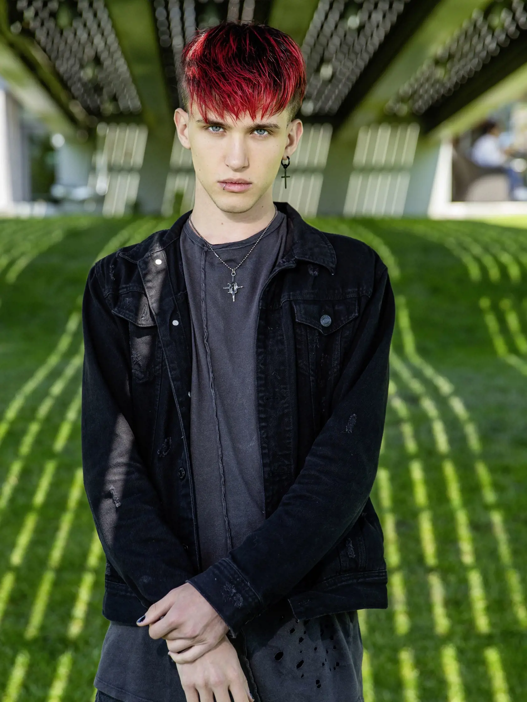V civile. Adam Nemeček, alias Slaytiiina, sa bežne oblieka nevýrazne. Iba jeho červené vlasy pútajú pozornosť.