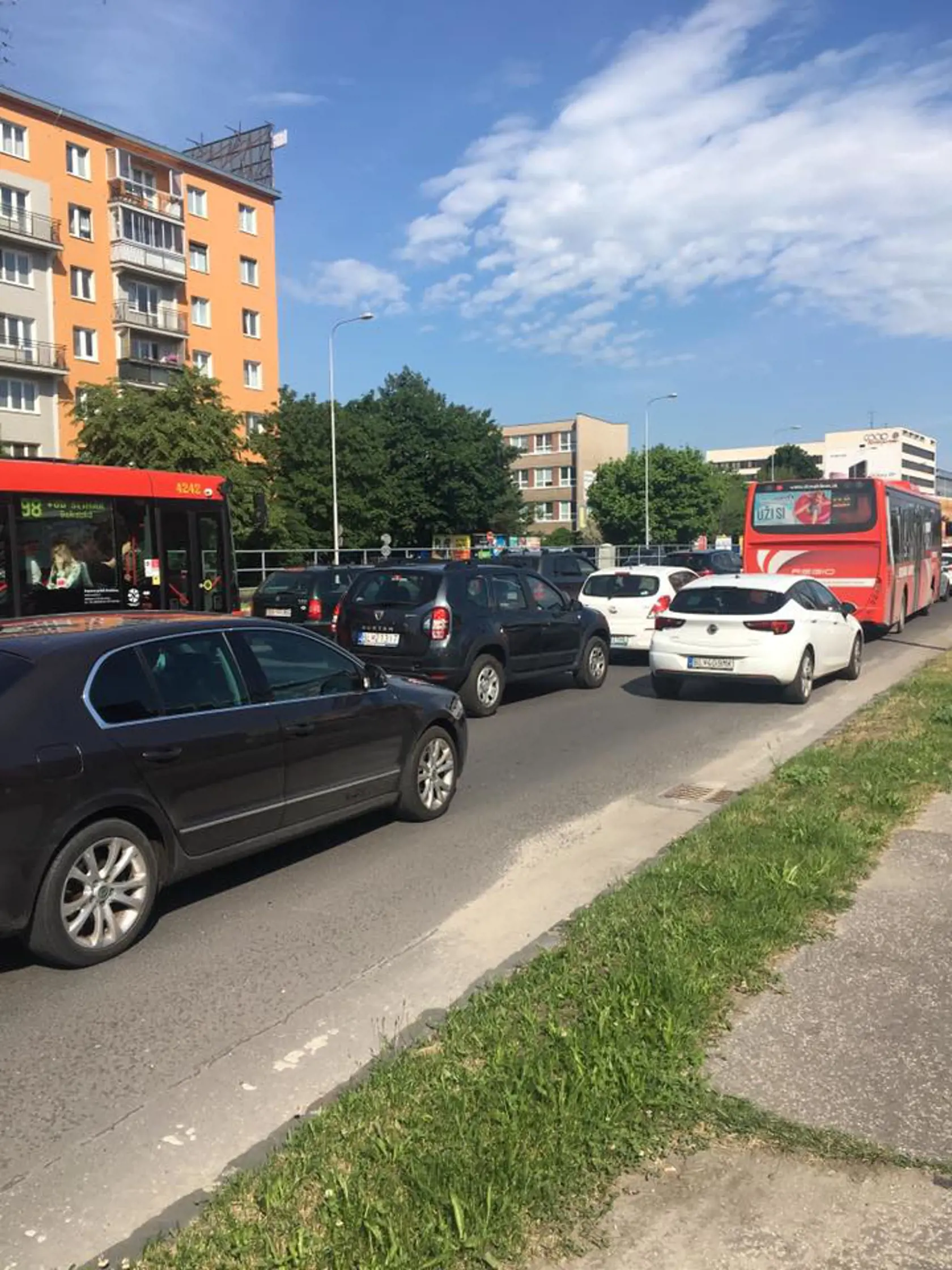 Autá stoja aj hodinu. 