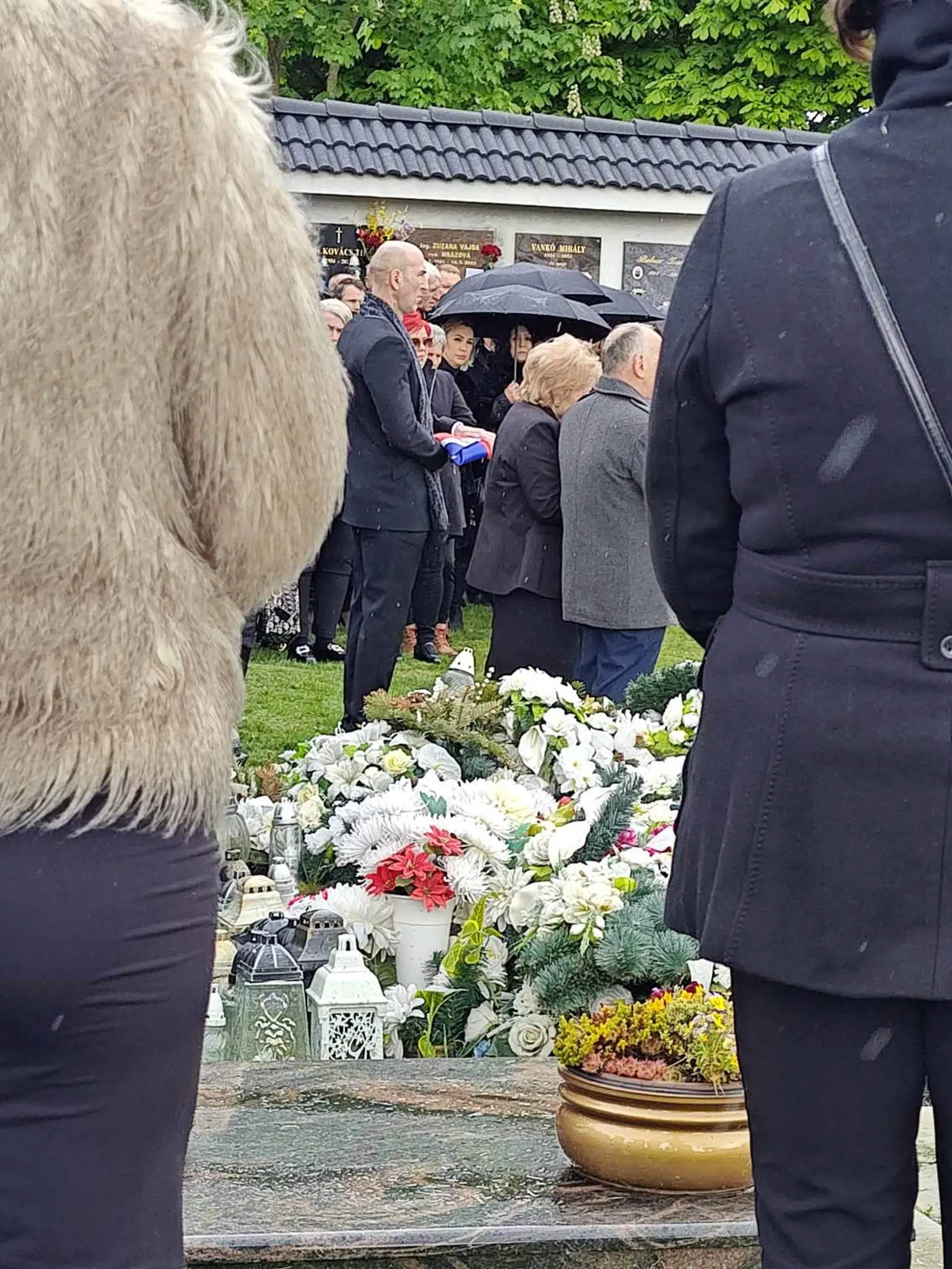Ladislav Csémi sa lúči so ženou.