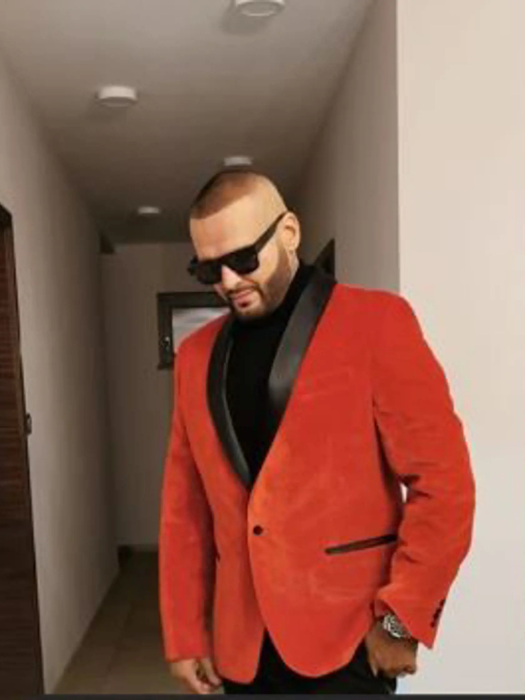 Patrik Rytmus Vrbovský na svojom koncerte v Trnave zvolil takýto outfit.