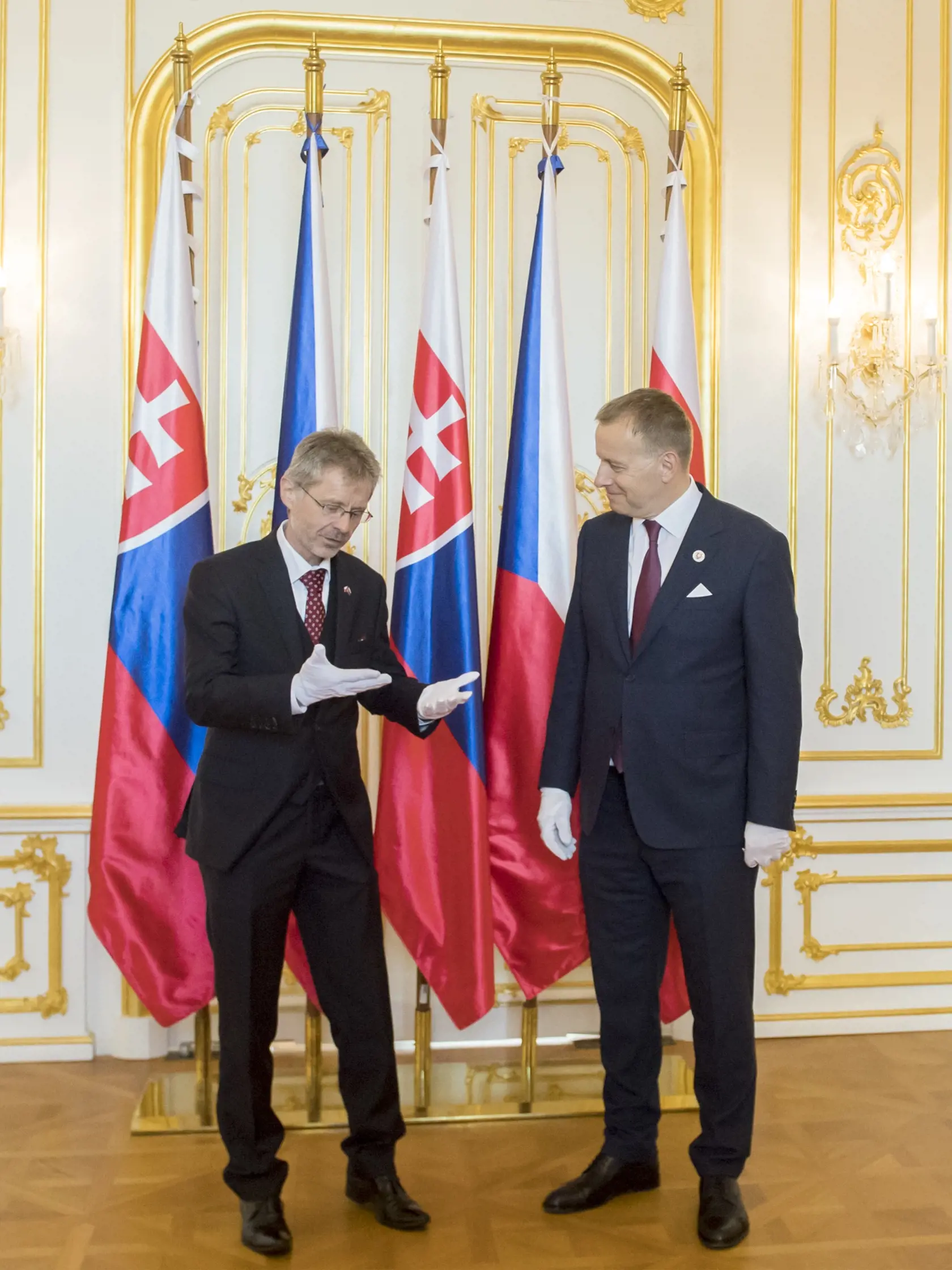 Na snímke sprava predseda Národnej rady SR Boris Kollár a predseda Senátu Parlamentu ČR Miloš Vystrčil počas prijatia v Bratislave 24. júna 2020. FOTO TASR - Martin  Baumann
