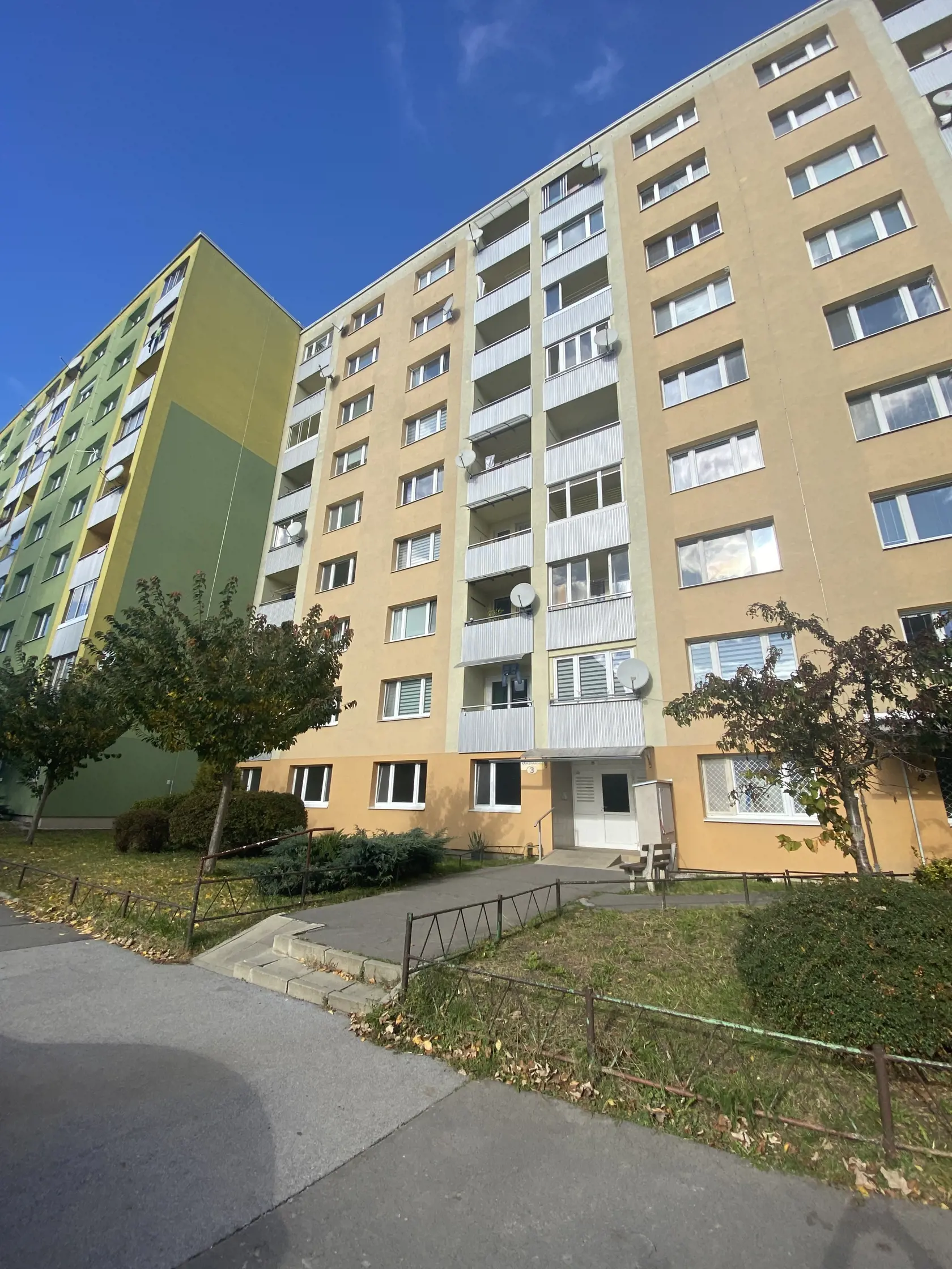 Bydlisko útočníka z vlaku. Matej býva na ôsmom poschodí v byte svojich rodičov sám.