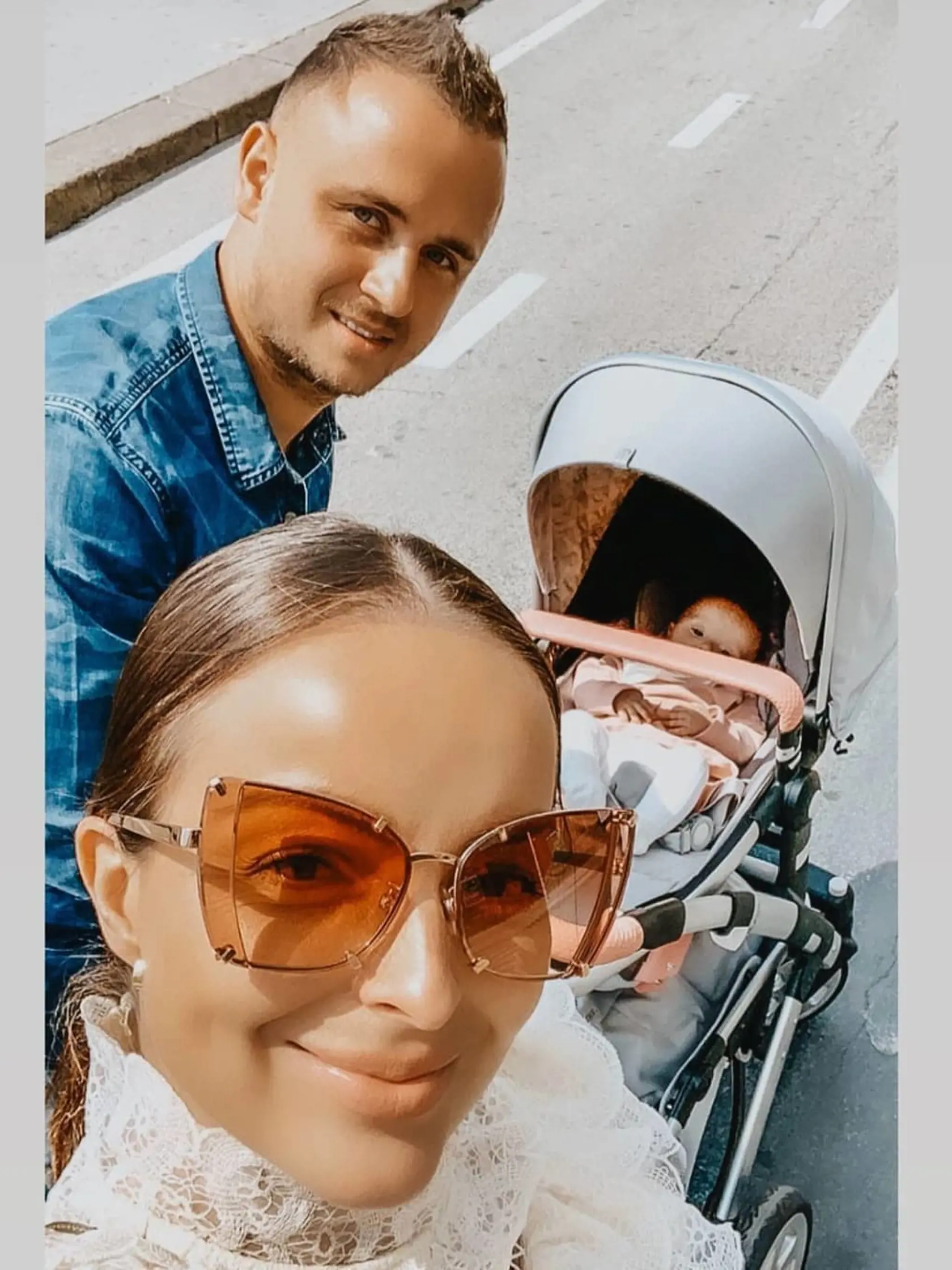 Predtým ale boli šťastnou rodinkou. Cestovali so Stanom po svete kvôli futbalu a Daniela tam musela zniesť plesne a nefungujúce kúrenie v byte. Teraz má doma iný luxus.