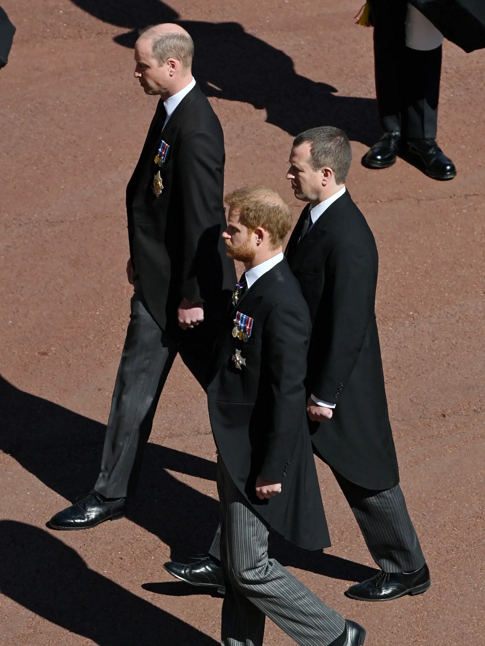 Princ William a Harry kráčali za rakvou princa Philipa podobne, ako v roku 1997, keď umrela ich matka, princezná Diana.