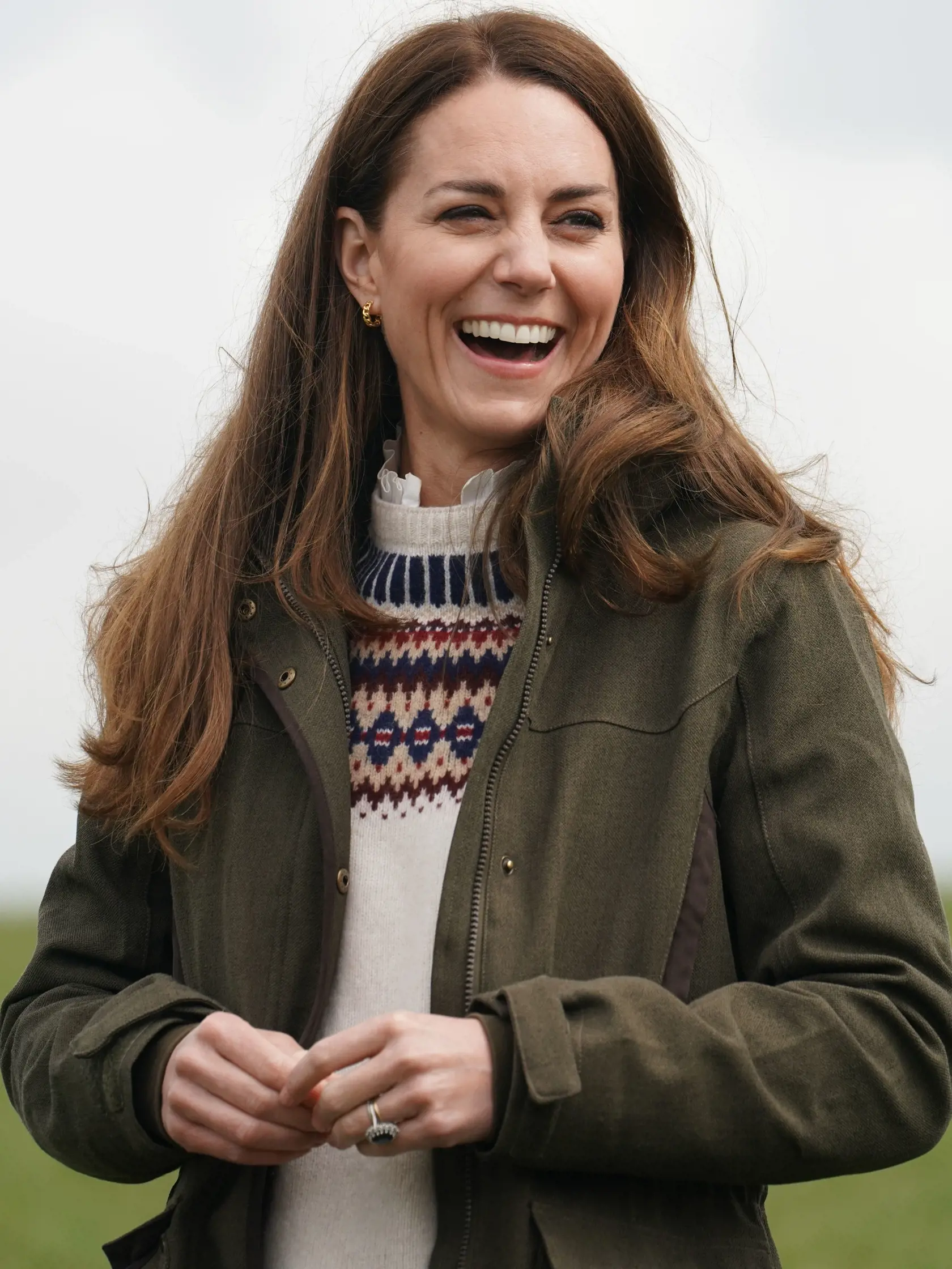 Počas návštevy detskej charity v grófstve Durham nás Kate opäť presvedčila, že sama je sčasti dieťaťom. Na ranči, ktorý poskytuje všakovaké voľnočasové aktivity pre mladých ľudí so špeciálnymi potrebami, si vojvodkyňa vyskúšala nielen golf (ktorý jej beznádejne nešiel), ale sadla si aj za volant traktora a pohladila si aj krásnu malú ovečku. V prvom rade sa však zhovárala a zabávala s tamojšou mládežou.