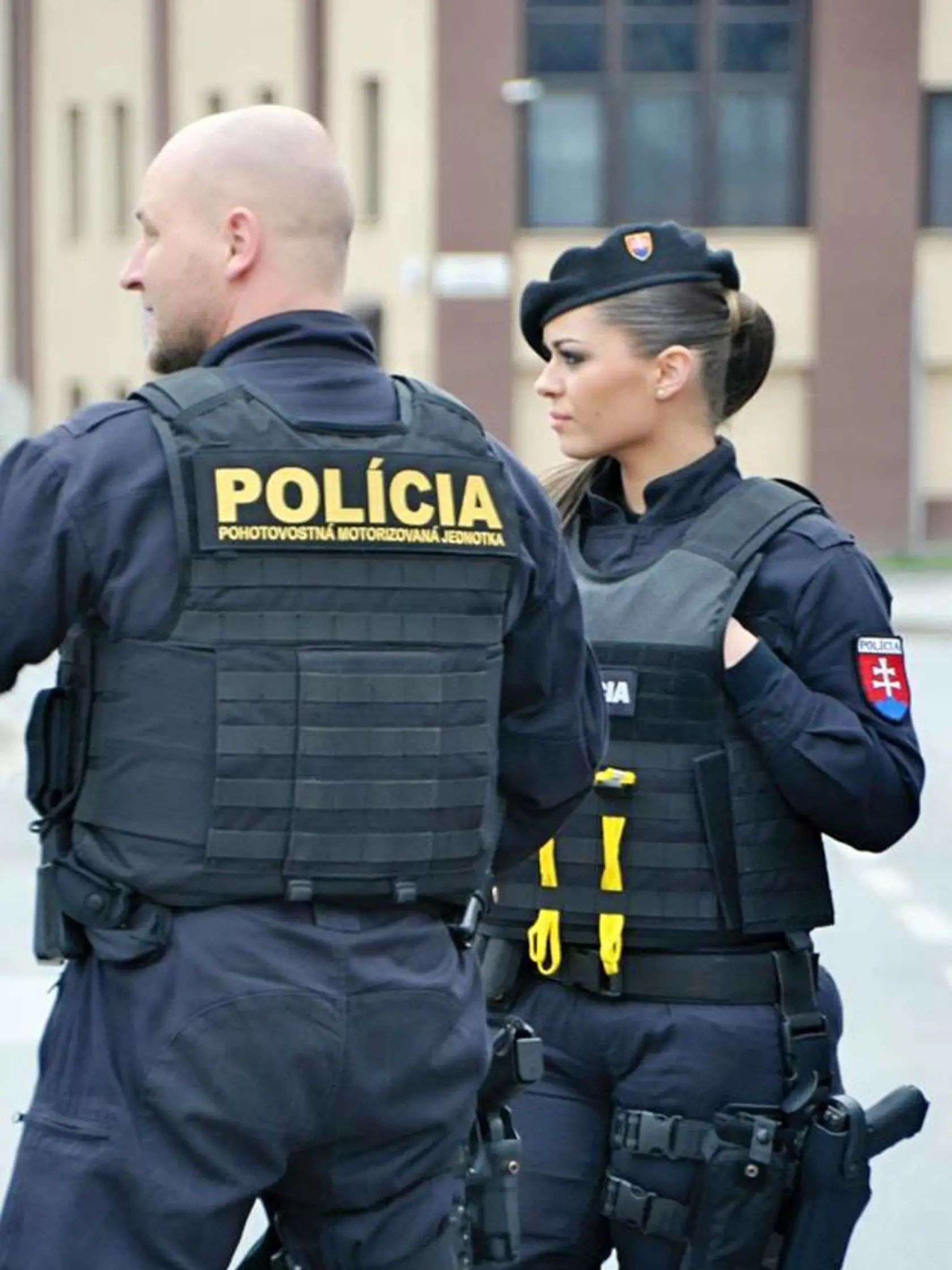 Pri nehode auta s autobusom boli štyria zranení, zasahoval vrtuľník