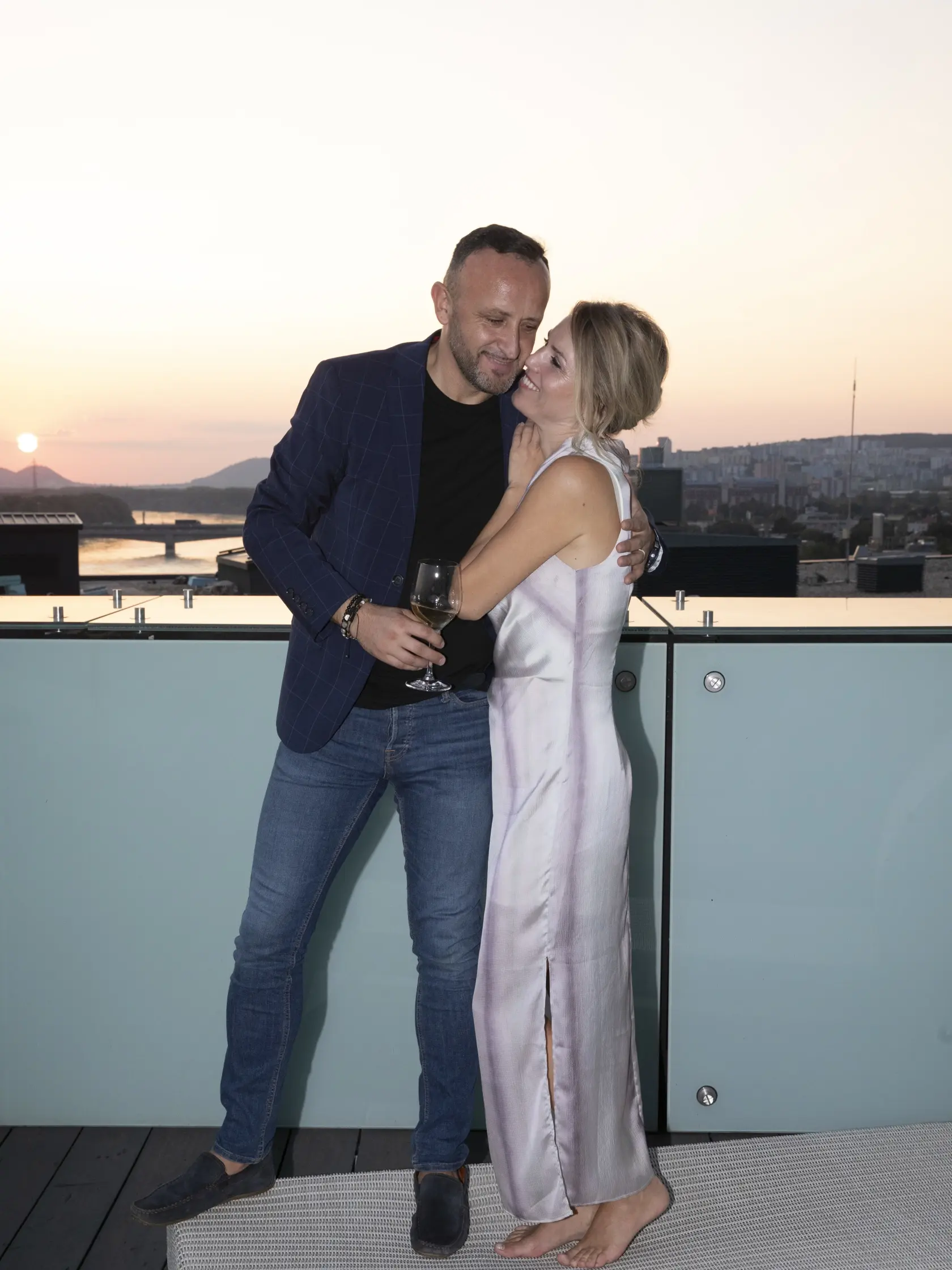 Na snímke sú hostia televízie JOJ na premiére televíznej šou Zradcovia.
Ondrej Kandráč s manželkou Erikou