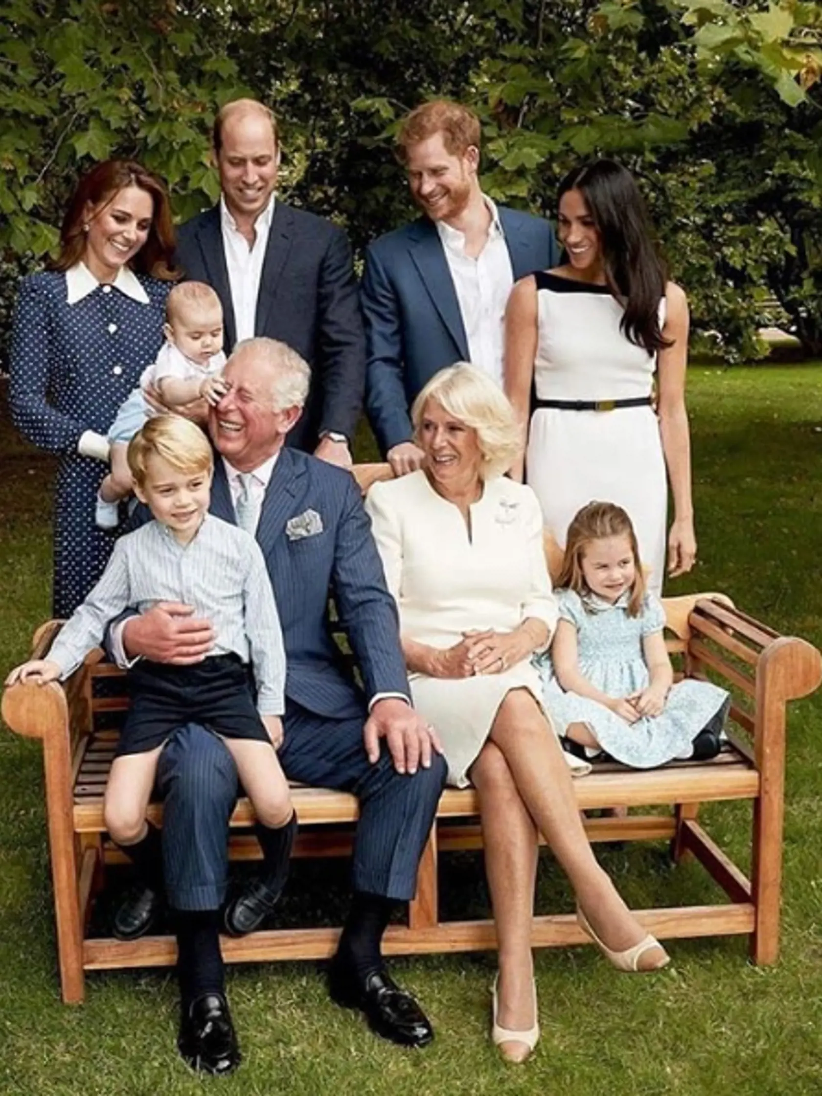 Spoločná fotografia Kate, Williama, Harryho a Meghan. Princovi Louisovi sa zrejme páčil nos jeho dedka, princa Charlesa.