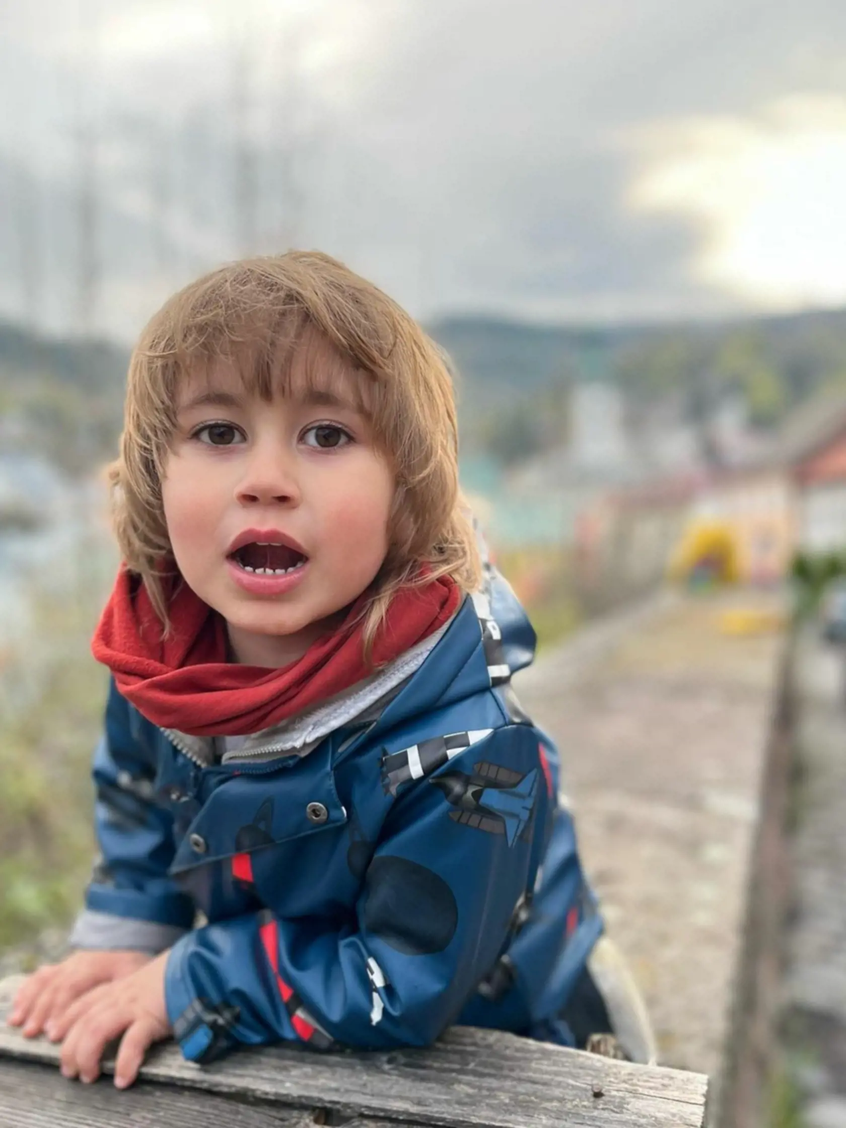 "Každý deň sme turisti v našom meste. Vy ho možno poznáte preplnené. My ho poznáme úplne prázdne a úplne krásne. Milujem," vyjadrila sa speváčka k svojmu rodnému mestu na svojom instagramovom profile pod fotografie, ktoré zdieľala.