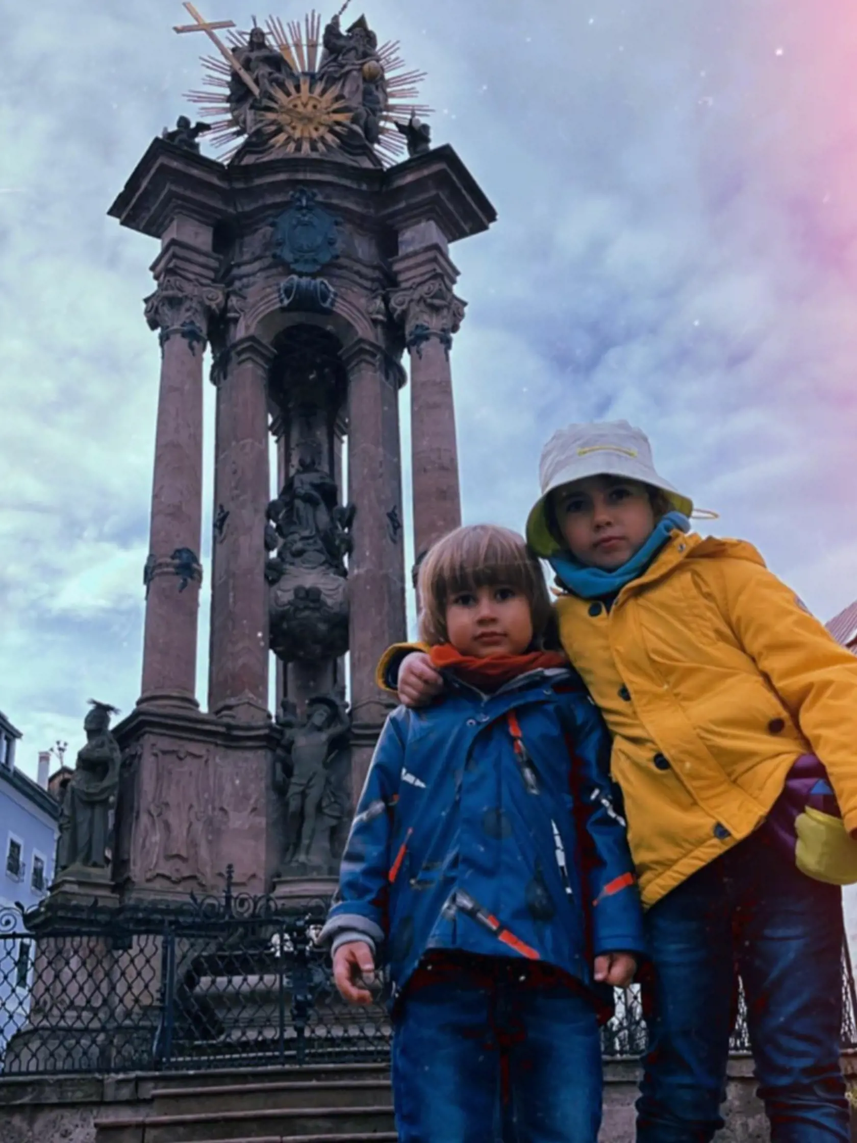 "Každý deň sme turisti v našom meste. Vy ho možno poznáte preplnené. My ho poznáme úplne prázdne a úplne krásne. Milujem," vyjadrila sa speváčka k svojmu rodnému mestu na svojom instagramovom profile pod fotografie, ktoré zdieľala.