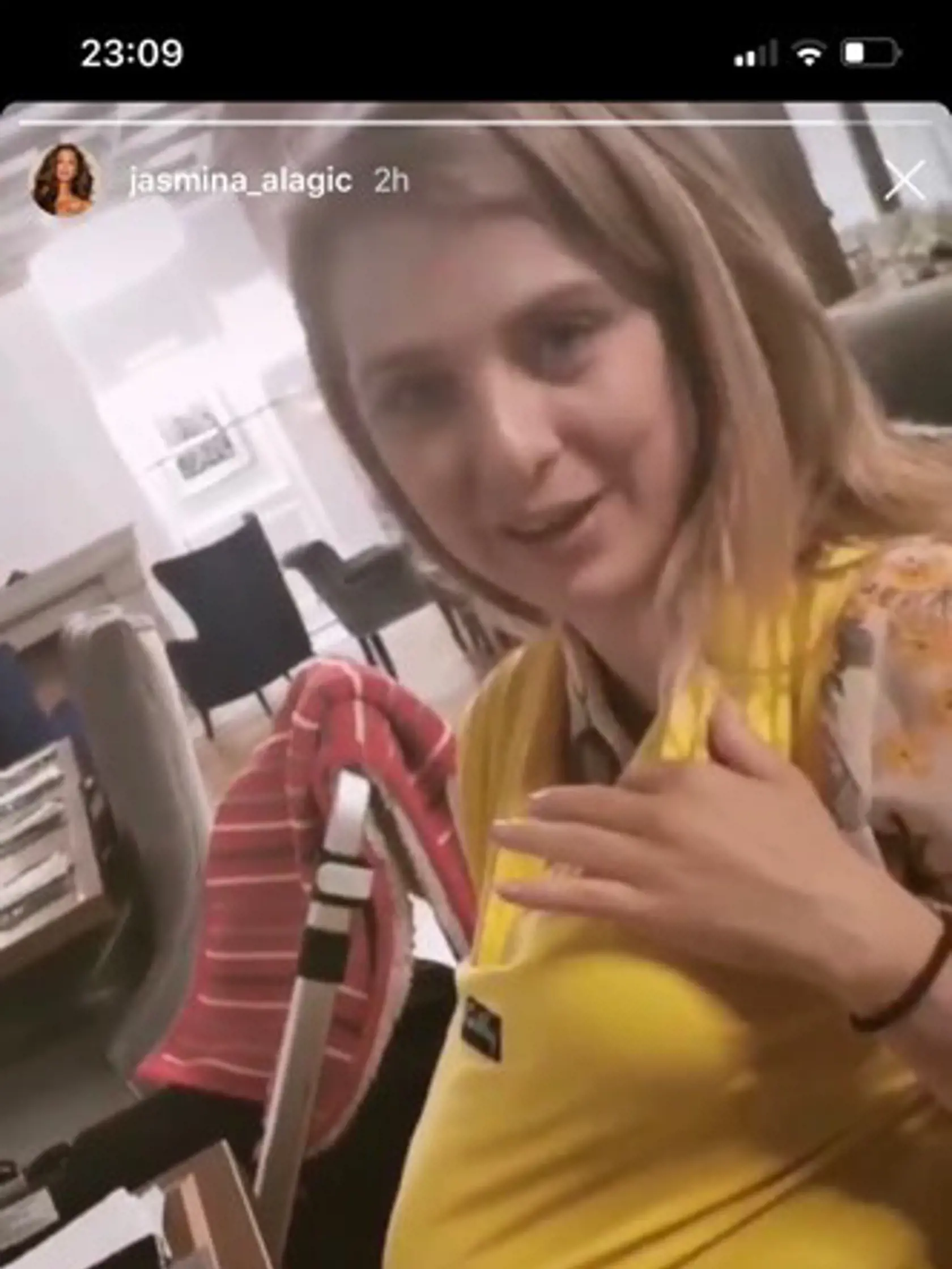 Sestra Jasminy Alagič počas večere deň pred svadbou.