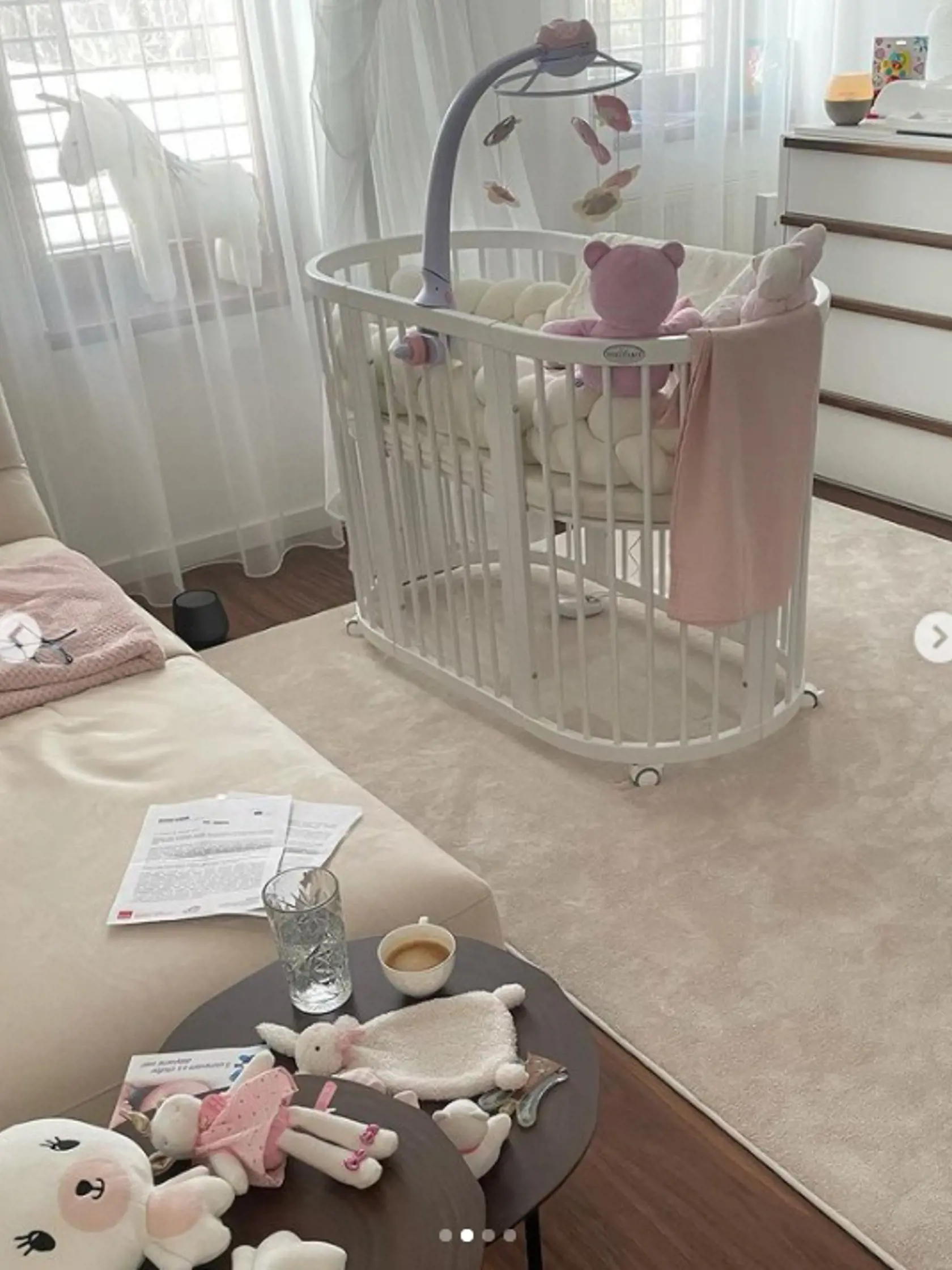 Monika Beňová býva v zrekonštruovanej vile vo Vrakuni. V Beňovej domácnosti je funkčnosť na prvom mieste. Toho sa držali aj pri zariaďovaní detskej izby, kde nechýba vstavaná skriňa, komoda, prebaľovací pult a nábytok, ktorý bude rásť s malou Leou. Izbička je biela v kombinácii s tmavou podlahou.