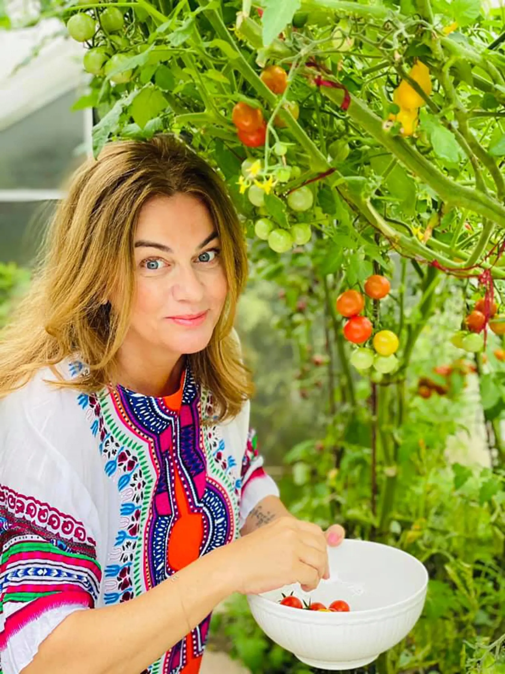 Monika Beňová býva v zrekonštruovanom dome vo Vrakuni. V skleníku si vypestujú svoje paradajky.