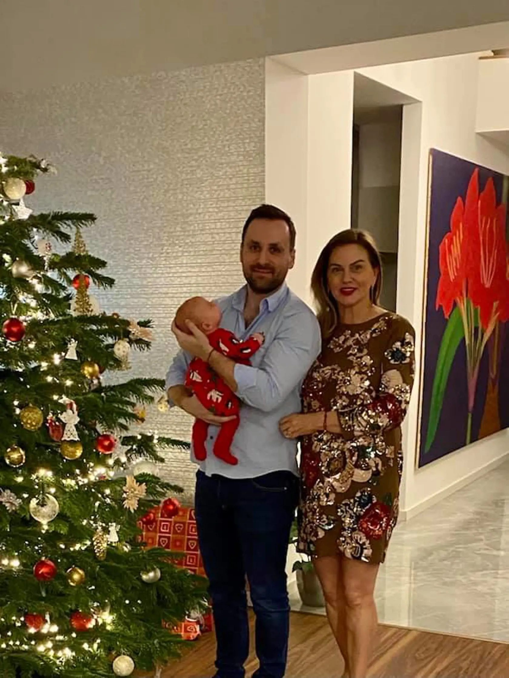 Monika Beňová pri vianočnom stromčeku s malou dcérkou Leou a partnerom Ľubom.
