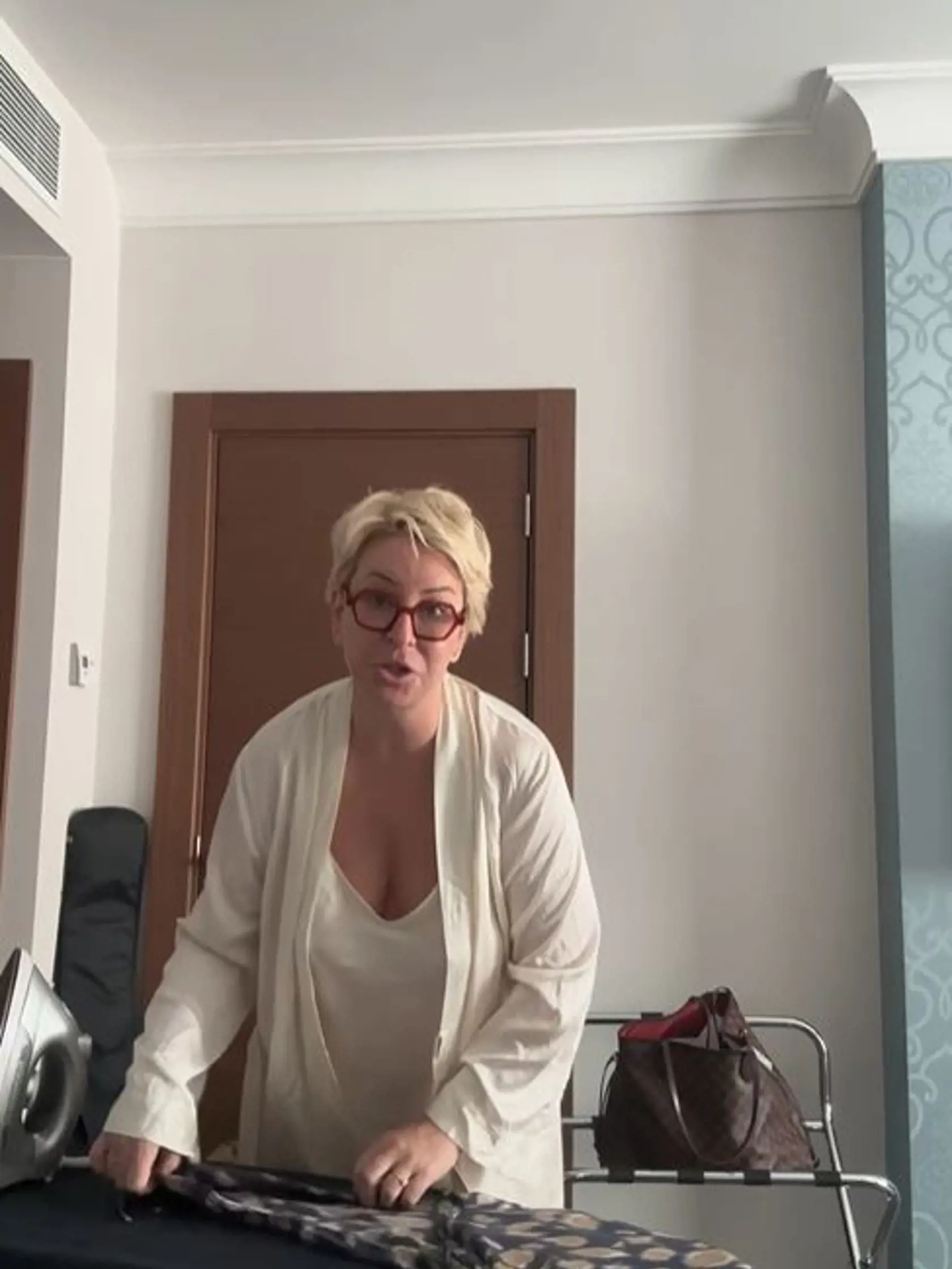 Wanda Hrycová dokumentuje cestu do Kyjeva: Keď v hoteli zapli elektrický prúd, skočila po žehličke.