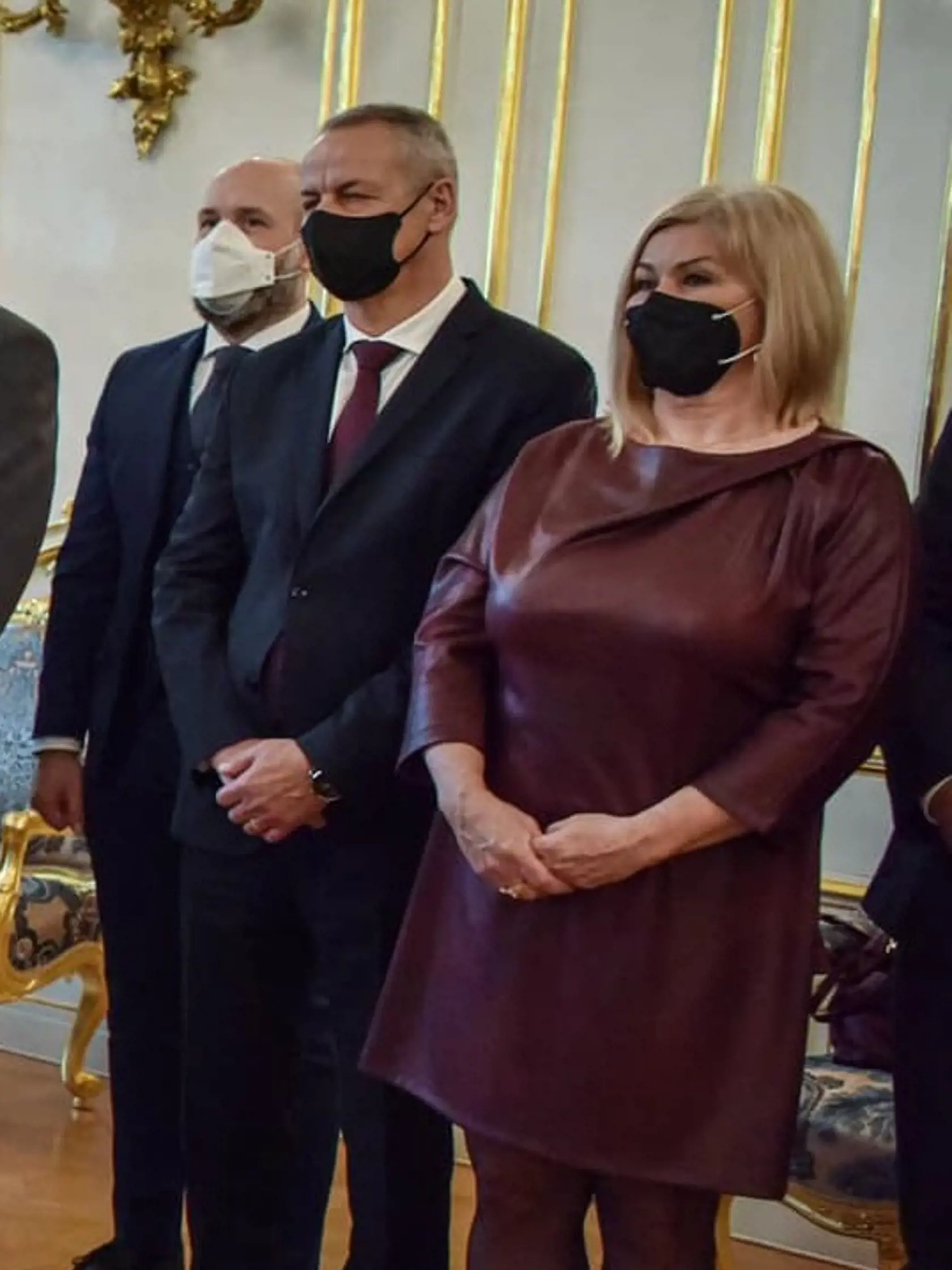 Stretnutie so zástupcami samospráv. Pre formálne protokolárne podujatia je odporúčaná dĺžka šiat u žien pod kolená. Šaty so sukňou nad kolená sú vhodné skôr na koktejl, čo je popoludňajší, či podvečerný spoločenský podnik. Čaro etikety je však aj v tom, že prihliada aj na vkusnosť a primeranosť odevu k postave jeho nositeľky. A v tomto prípade, aj napriek mierne kratším šatám, dáma na obrázku nič nepokazila.