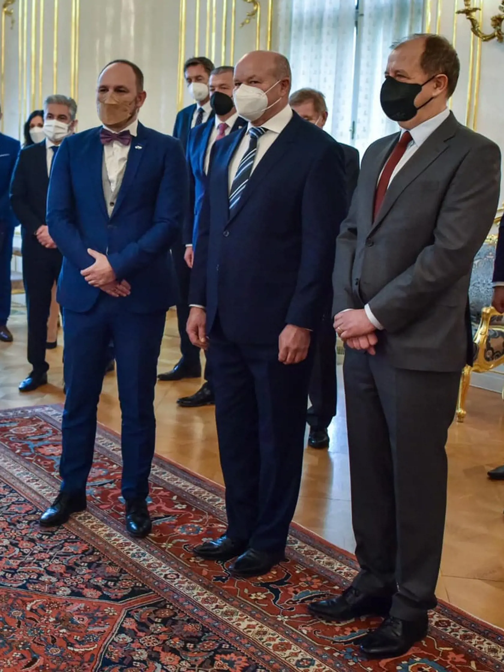 Novoročné prijatie predstaviteľov samospráv u prezidentky je síce tradičné, no určite nie bežné podujatie. Motýlik je štandardným pánskym slávnostným doplnkom a alternatívou ku kravate. Oblek nosia páni väčšinou bez vesty, no v minulosti džentlmen bez vesty pod sakom ani na ulicu nevyšiel. Pán župan (vľavo) má svoj osobitný štýl a dokonca si obliekol aj vestu inej farby ako oblek. Podľa mňa skvelá voľba. Ak by som mu ešte mohol poradiť, uviazaného motýlika by mohol nahradiť viazacím (ručné viazanie) a jeho štýl by bol dokonalý!