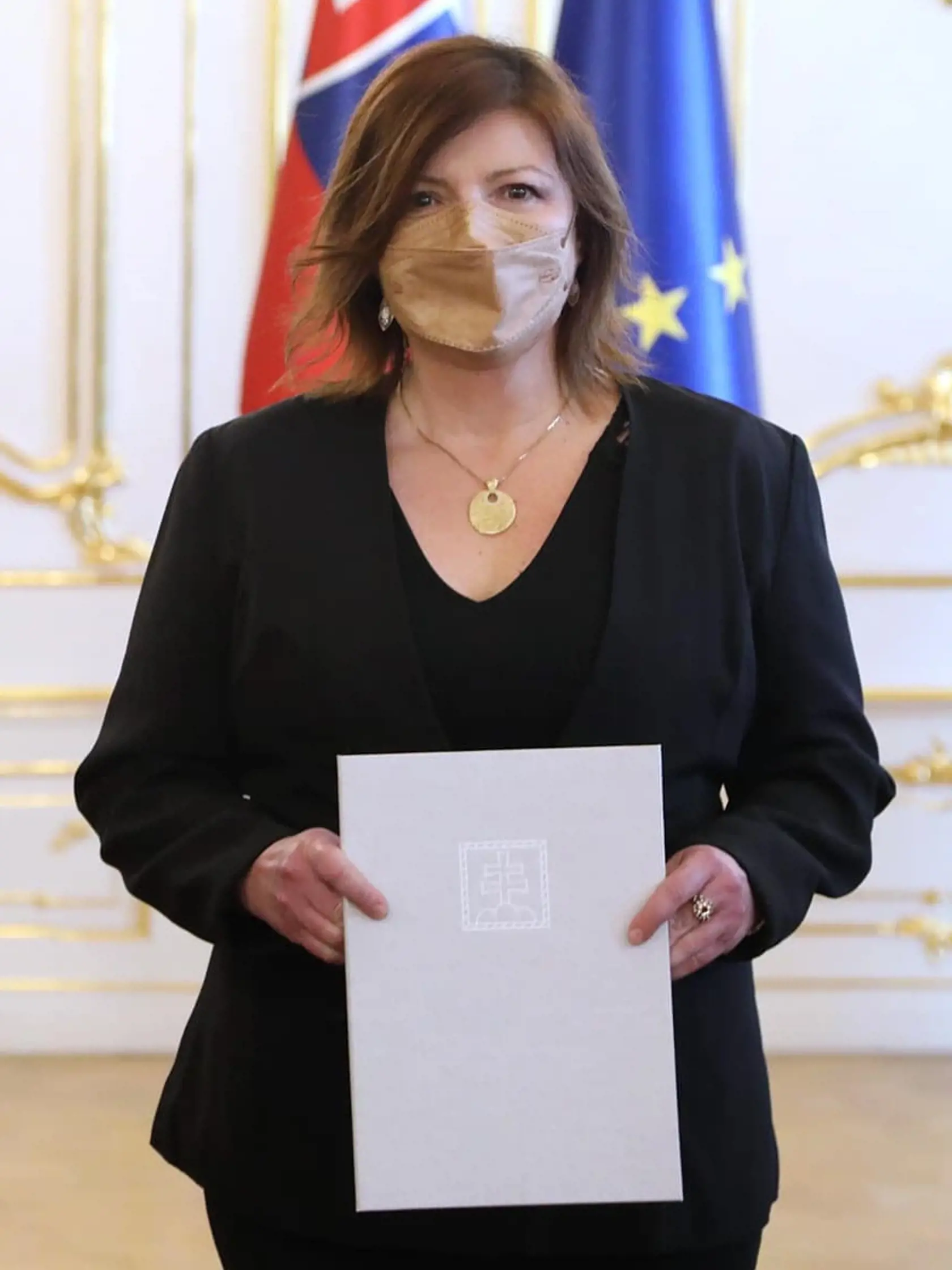 Veľký zlatý medailón na retiazke pani profesorky by bol v poriadku. Pri výbere šperkov u dám však platí, že menej je viac. Ak si dám povedzme jeden veľký výrazný doplnok, tie ďalšie, ako napr. náušnice, či prsteň alebo kabelka by mali dominancii toho „hlavného“ kúska ustúpiť, teda mali by byť menej nápadné.