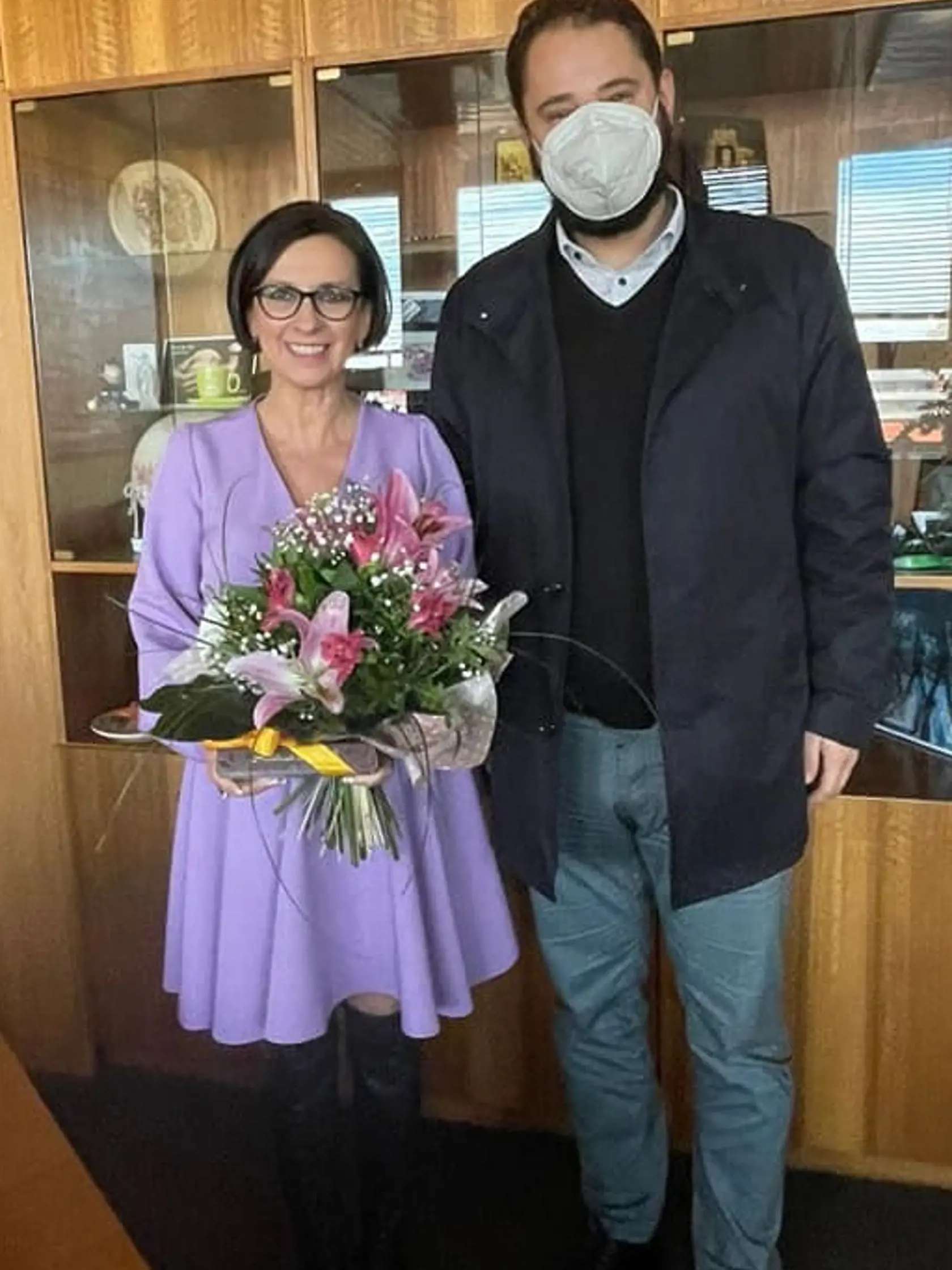 Košický viceprimátor Marcel Gibóda prišiel zablahoželať kolegyni. Pán viceprimátor mal zrejme „casual friday“ (neformálny piatok – zvyk odievať sa pred víkendom v práci menej formálne). Verím, že na oficiálne aktivity a pracovné stretnutia nosí oblek.
