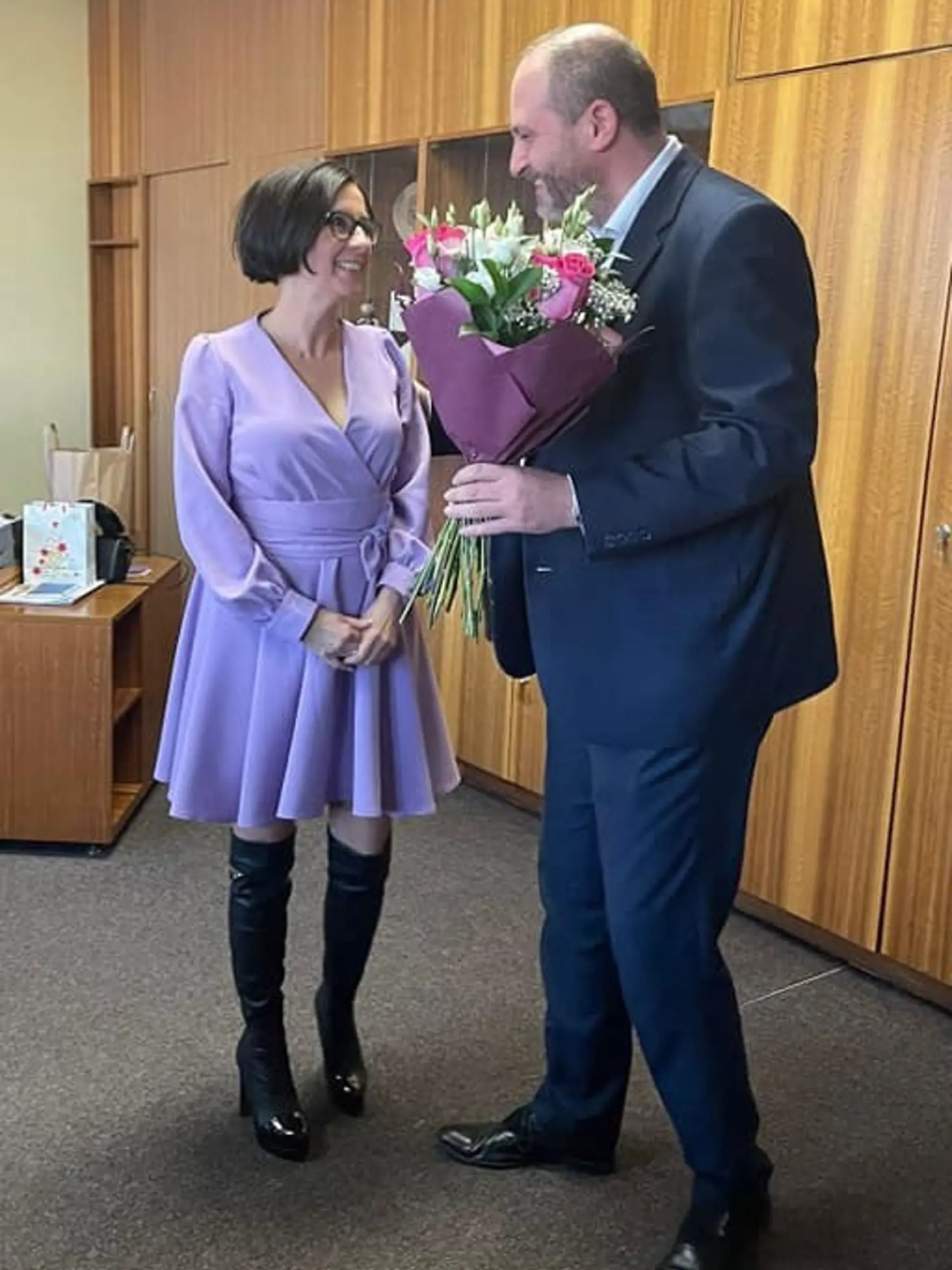 Primátor Polaček a Gurbaľová, gratulácia: Primátor vie o čom je každodenná rutina najvyššieho reprezentanta mesta. Tmavý oblek s čiernymi koženými topánkami sú dobrý výber!