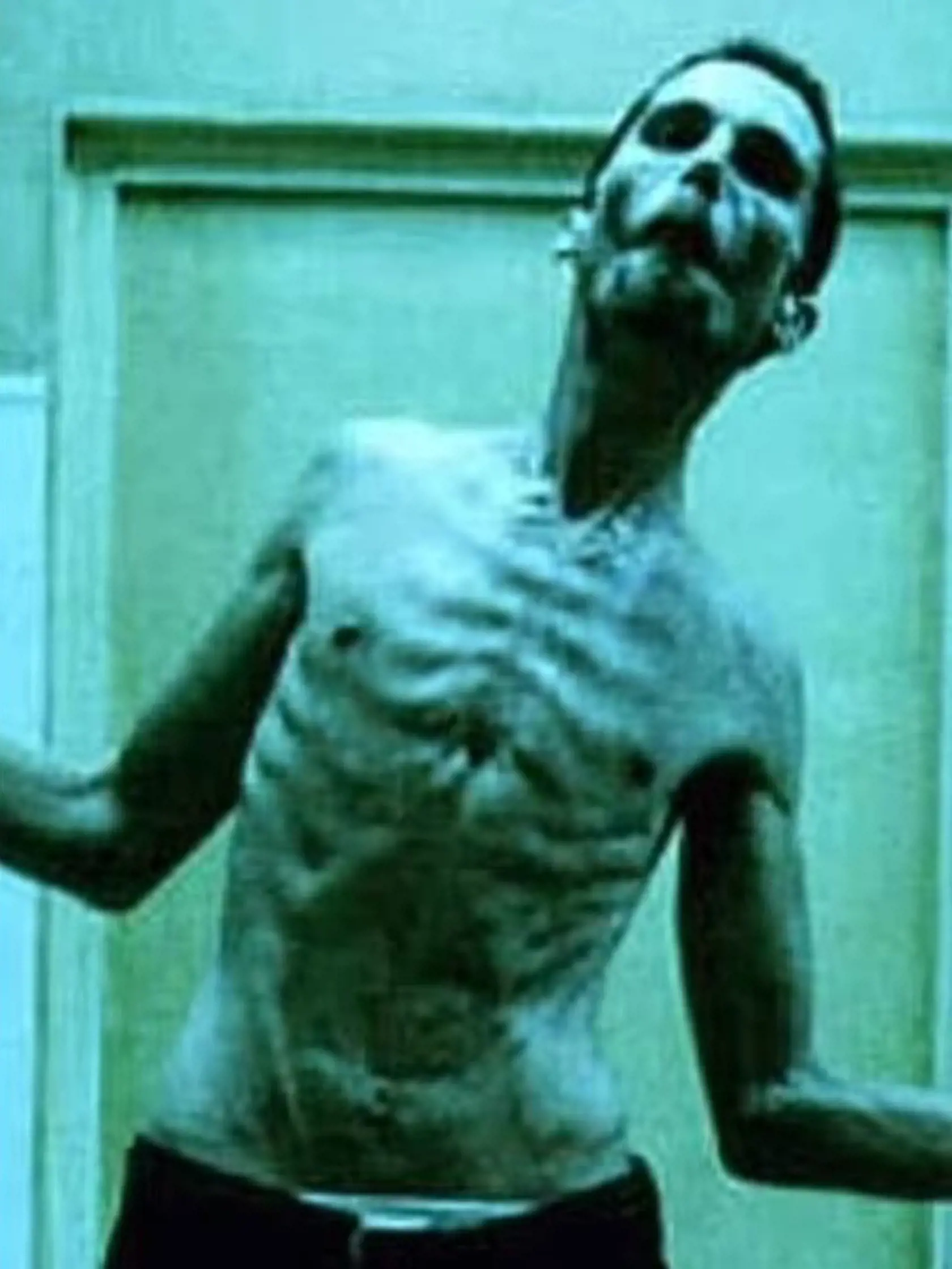 Christian Bale schudol pre film Mechanik (2004) až tak, že mu trčali rebrá.
