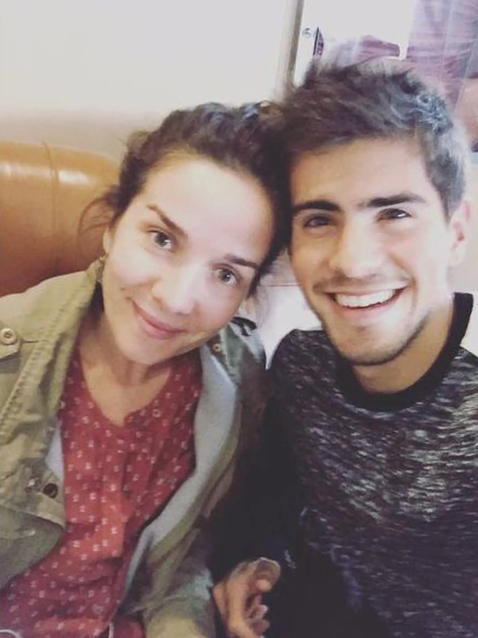 Nenalíčená Naty s fanúšikom. 