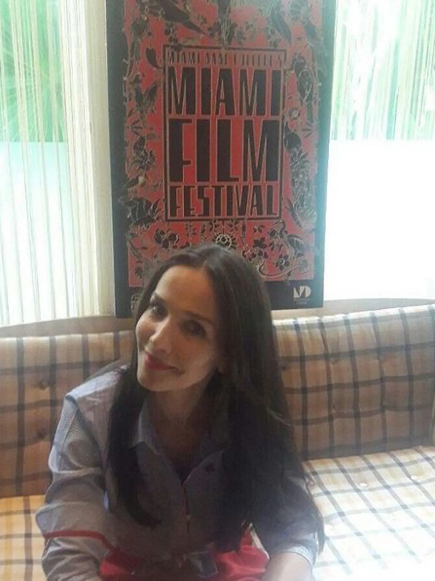 Naty si na rozhovor zvolila štýlovú košeľu a pohodlné nohavice.