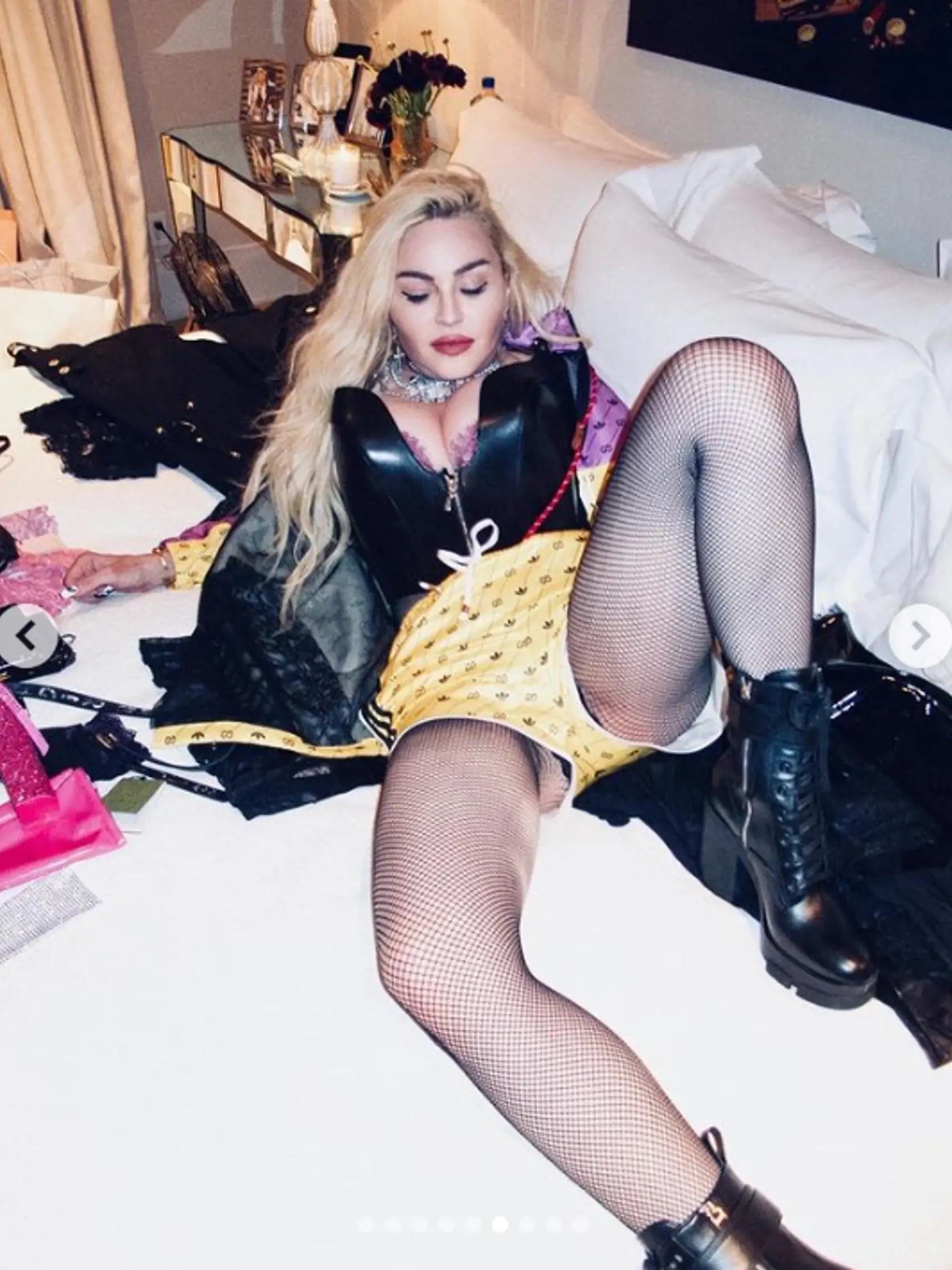 Madonna asi po šesťdesiatke nechce byť v posteli sama.