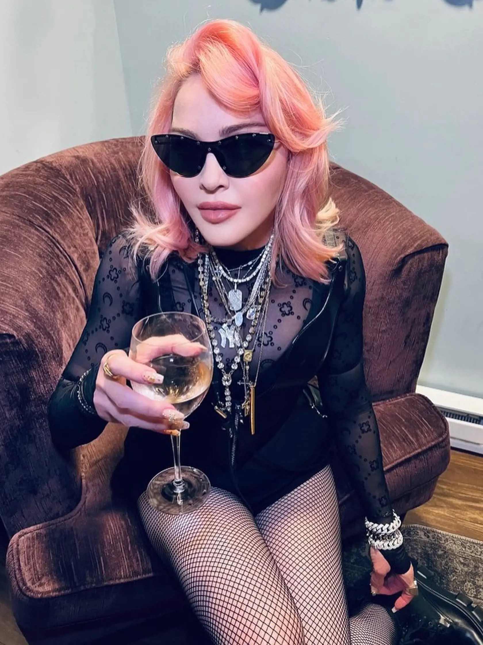 Madonna (64)  si na svoj vek si však stále dokáže poriadne vyhodiť z kopýtka!