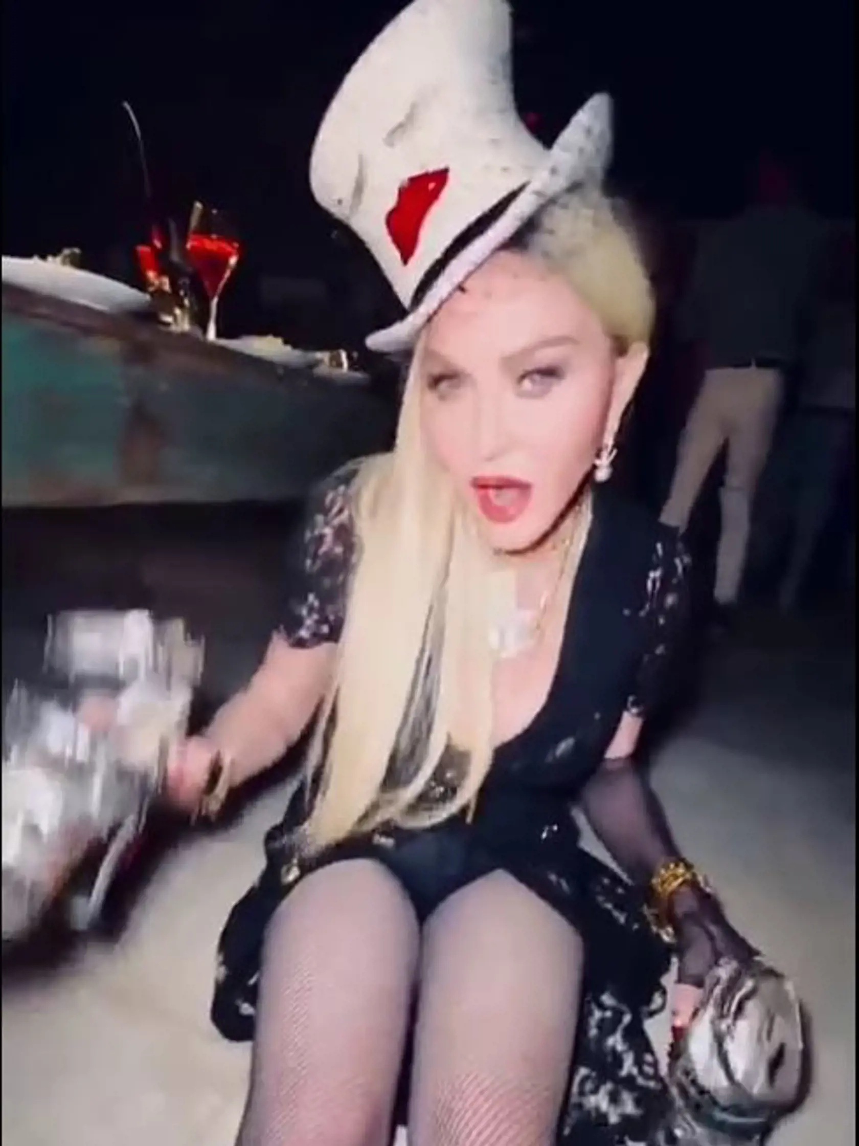 Speváčka Madonna zverejnila na svojom instagrame fotografie z jej divokej narodeninovej oslavy.