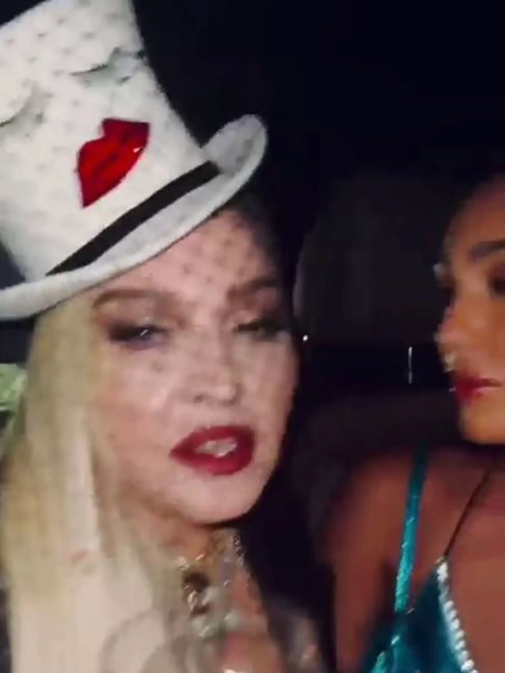 Speváčka Madonna zverejnila na svojom instagrame fotografie z jej divokej narodeninovej oslavy.