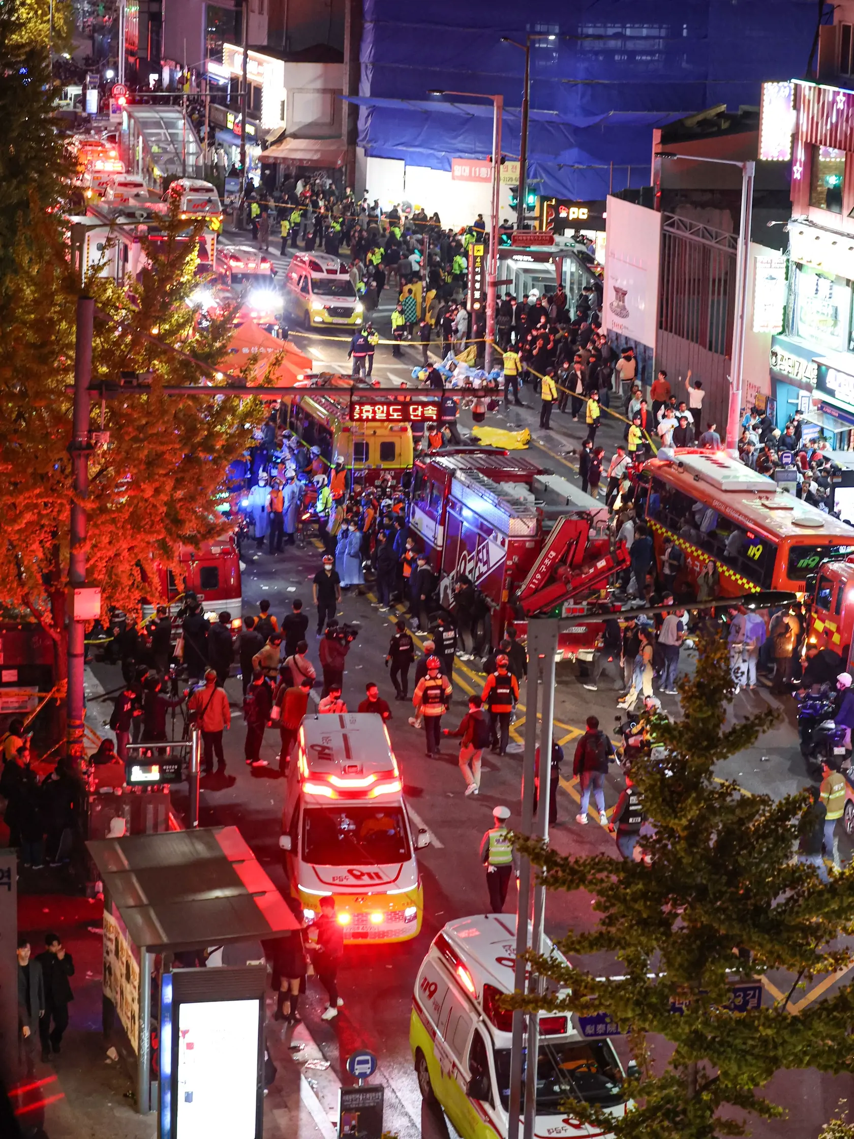 Záchranári odvážajú ľudí, ktorí sa zranili počas tlačenice na oslavách Halloweenu v juhokórejskom meste Soul v sobotu večer miestneho času 29. októbra 2022.