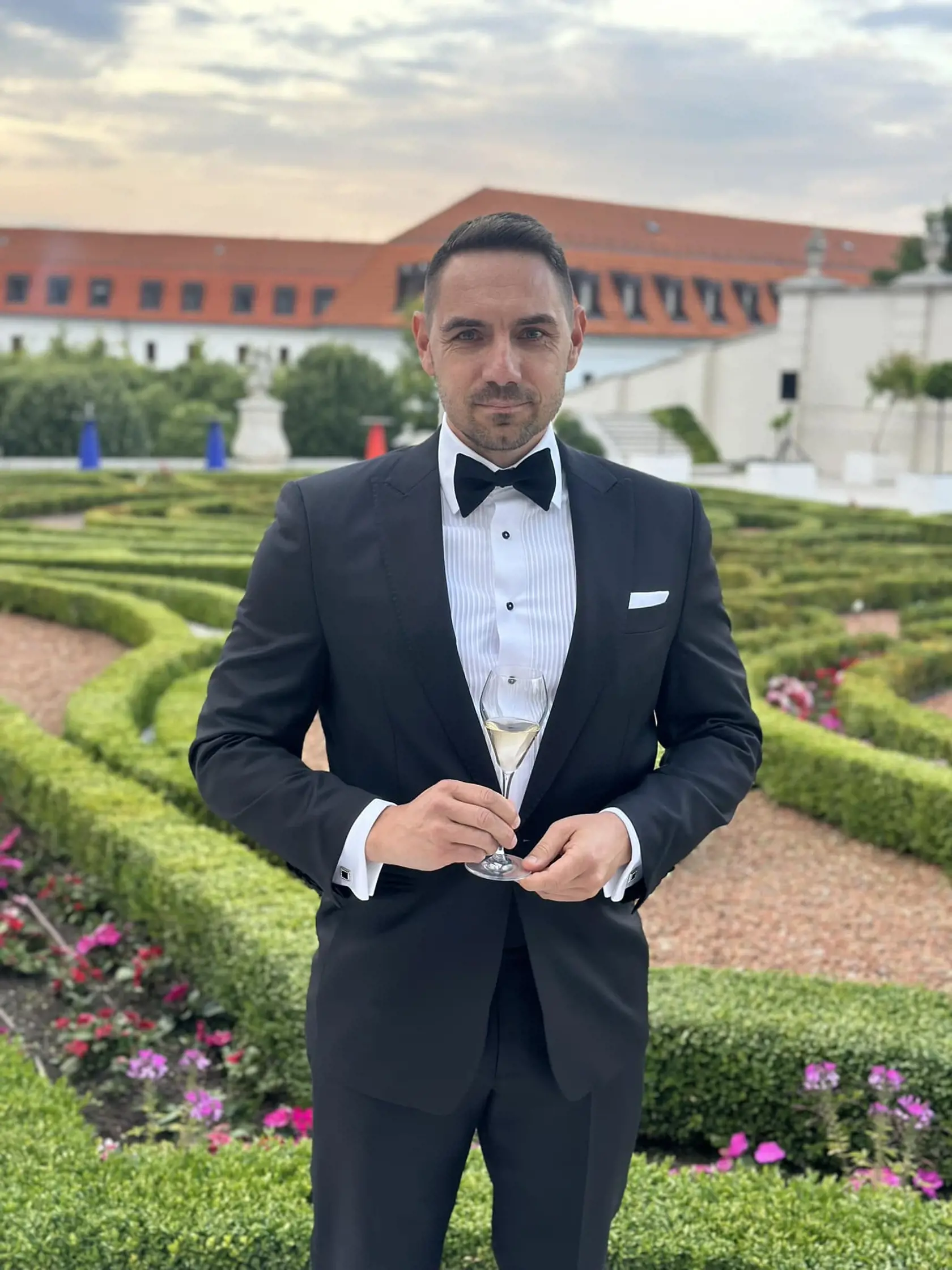 Bývalý poslanec parlamentu György Gyimesi na večernej recepcii po inaugárii prezidenta.