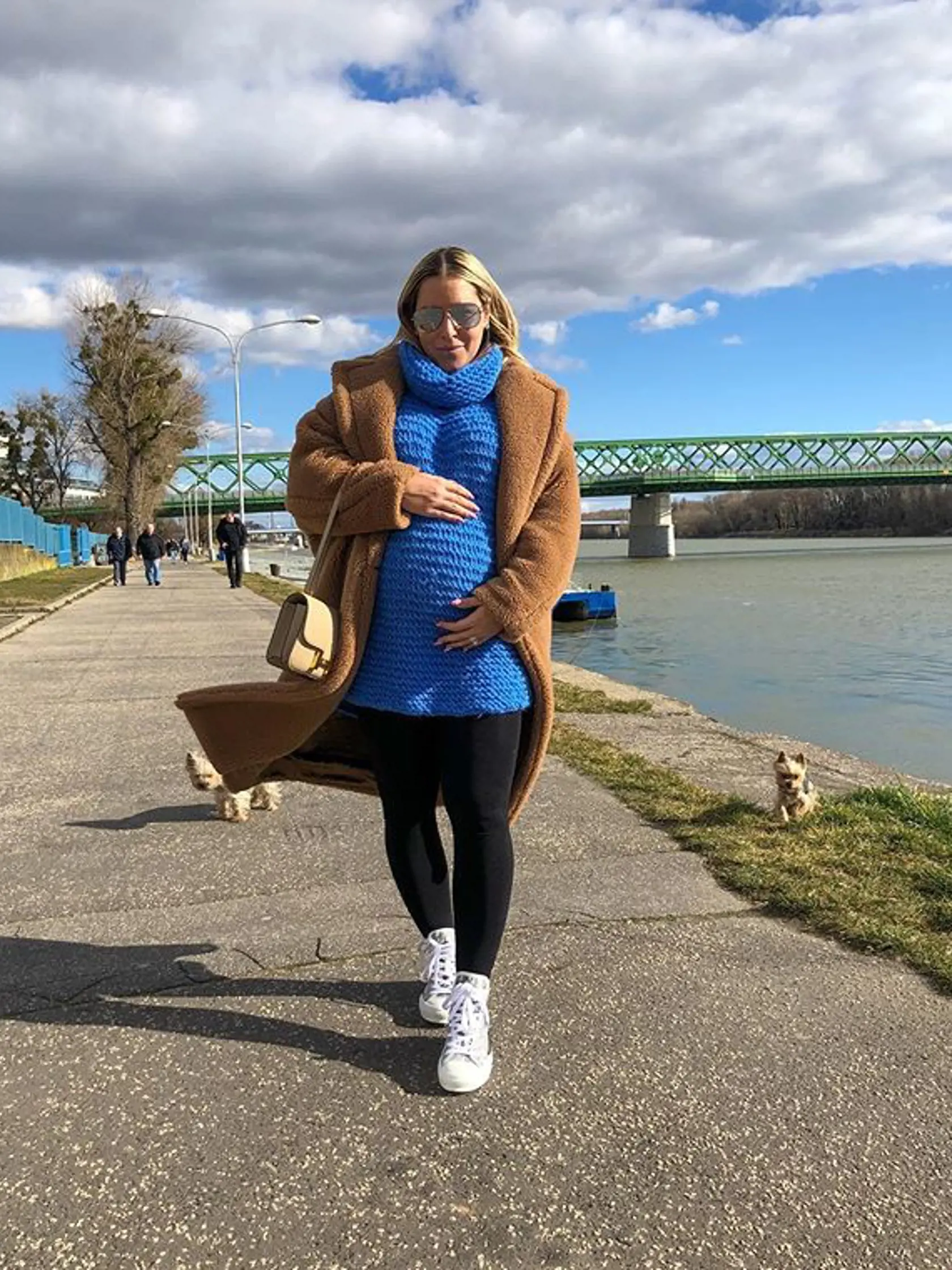Dominika Cibulková na prechádzke so psami
