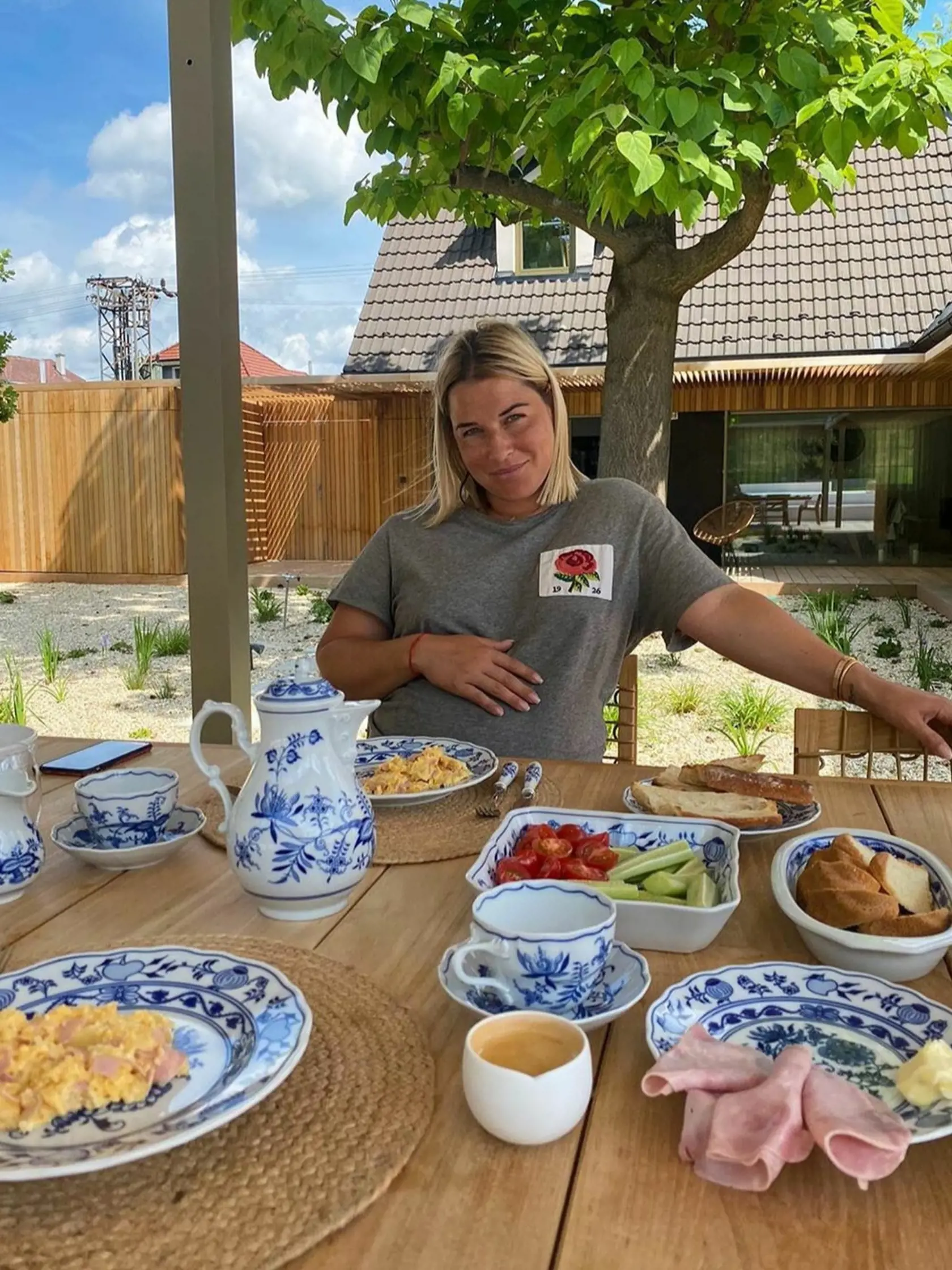 Tenistka Dominika Cibulková môže každú chvíľu porodiť, víkend však strávila na chalupe na Záhorí.