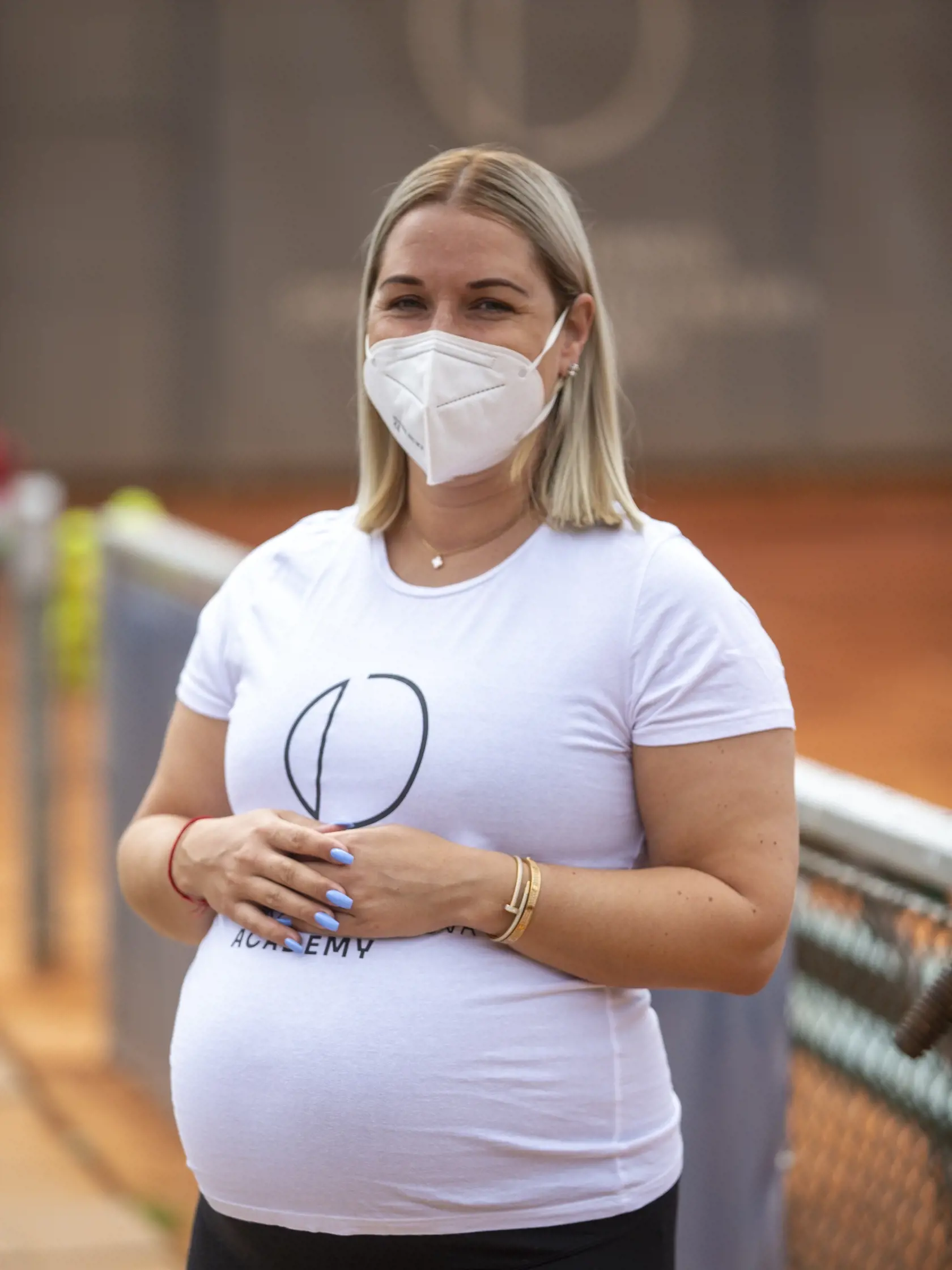 Otvorenie vonkajších ihrísk po Corona víruse.
Na obr. Tehotná Dominika Cibulková vo svojej tenisovej akadémií na Turbínovej ulici, 

