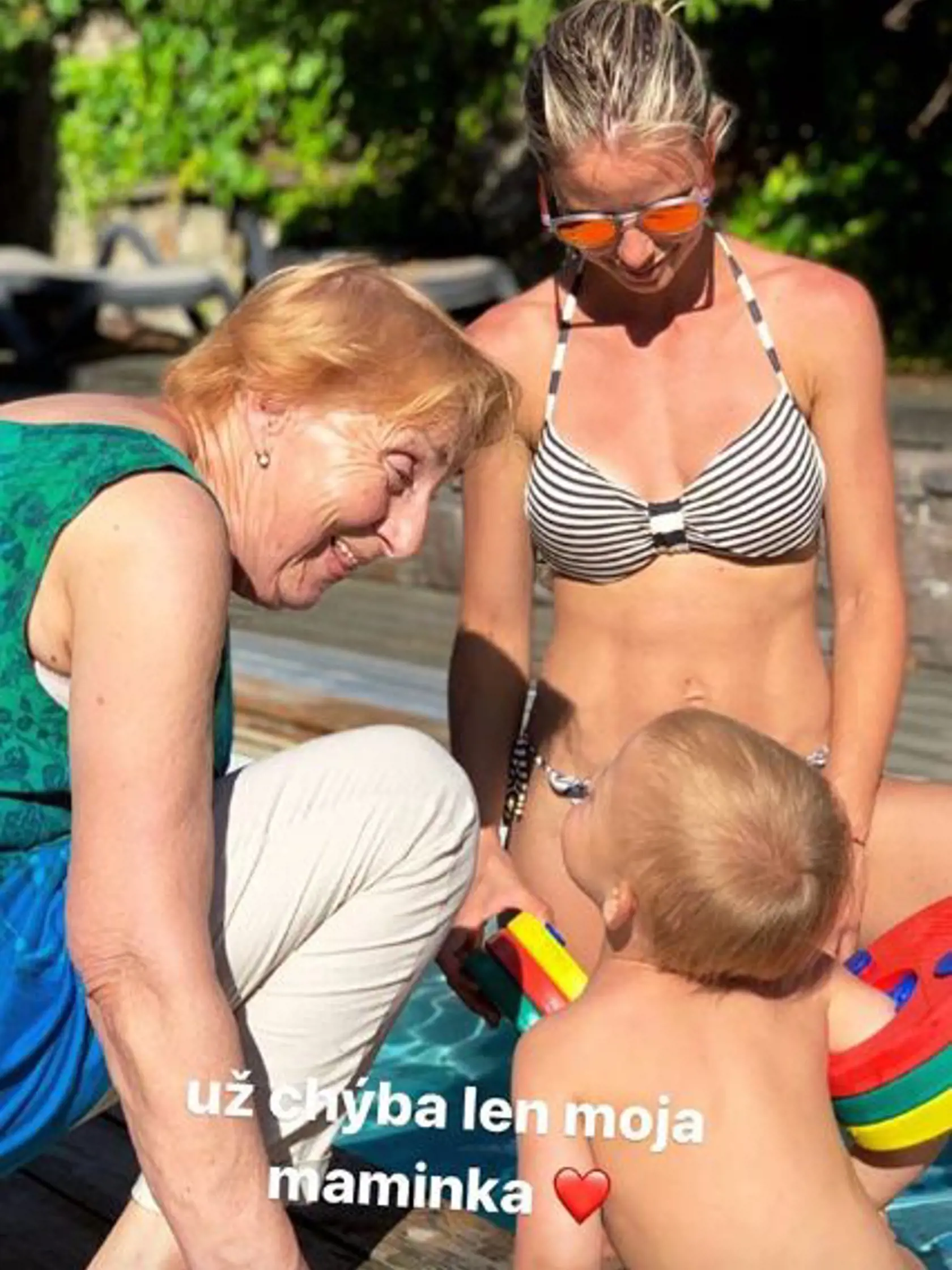 Nela s Filipovou mamou a dcérkou Liankou. Tá však bola úplne nahá... Takýto záber si herečka mohla nechať iba do súkromného archívu.
