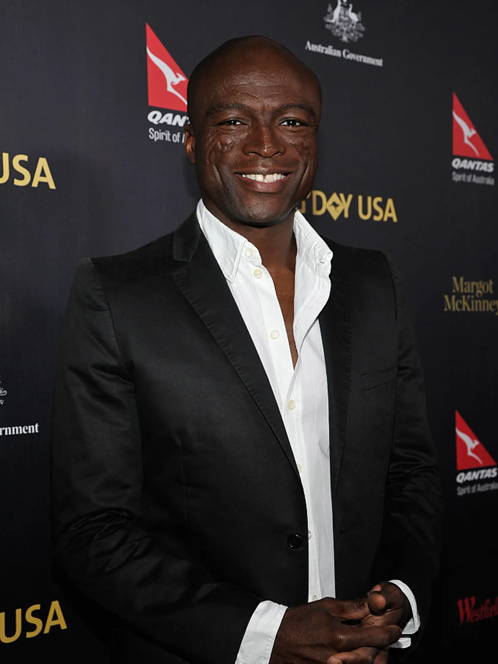 Seal má nigérijsko-brazílsky pôvod. Na tvári má charakteristické jazvy. Tie spôsobila autoimunitná choroba lupus erythematosus, ktorá ho postihla v detstve. 