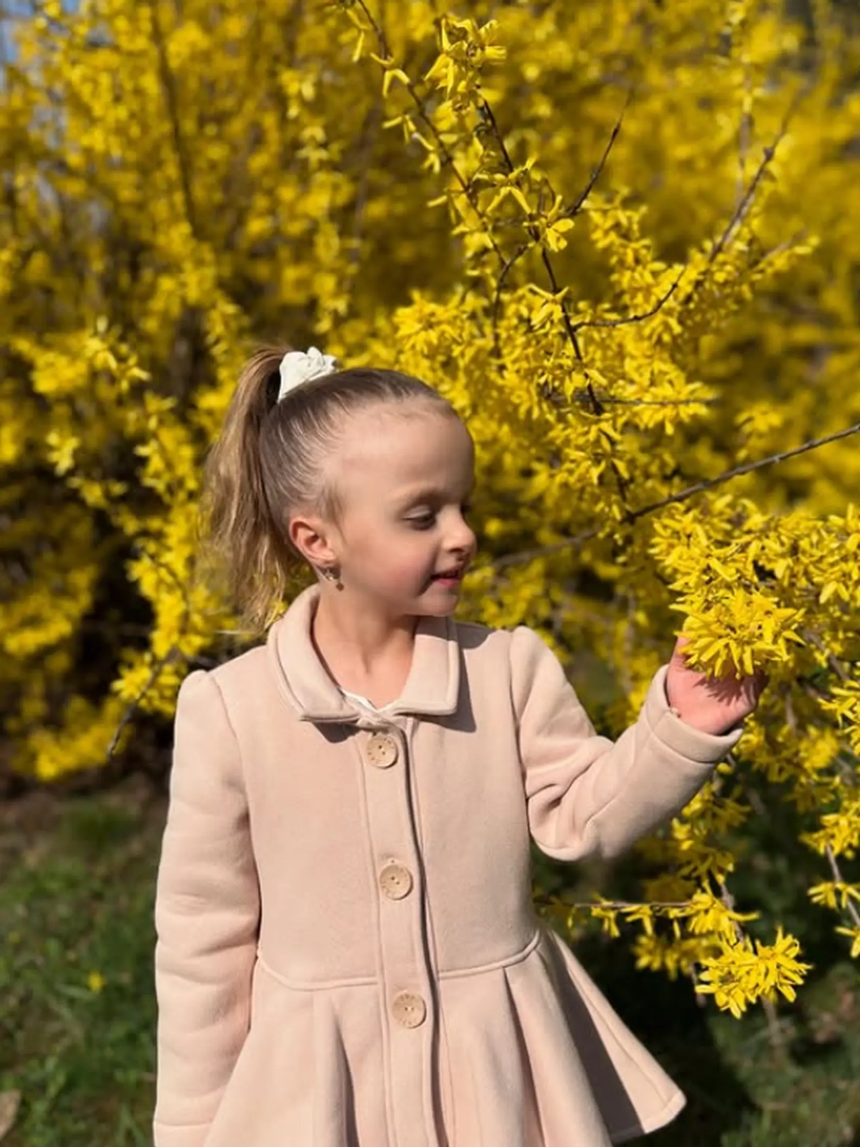 Daniela Nízlová najnovšie zverejnila usmievavé fotky Lindušky počas krásneho jarného počasia. Pri pohľade na ňu je viac než jasné, že z nej rastie Lobotkova verná kópia!