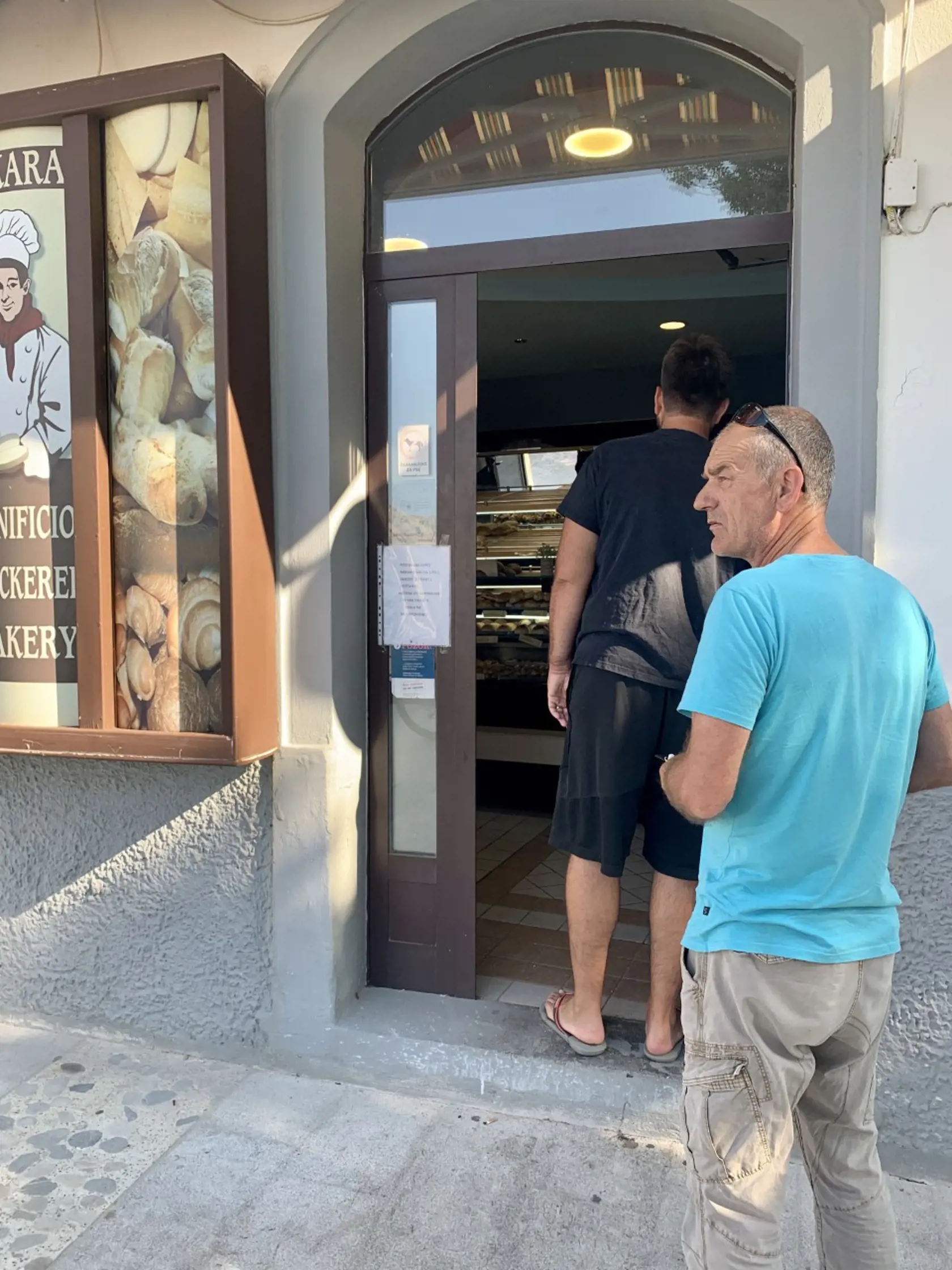 V miestnej pekárni sa vchádzalo po jednom. Ostatní čakali poctivo v rade.