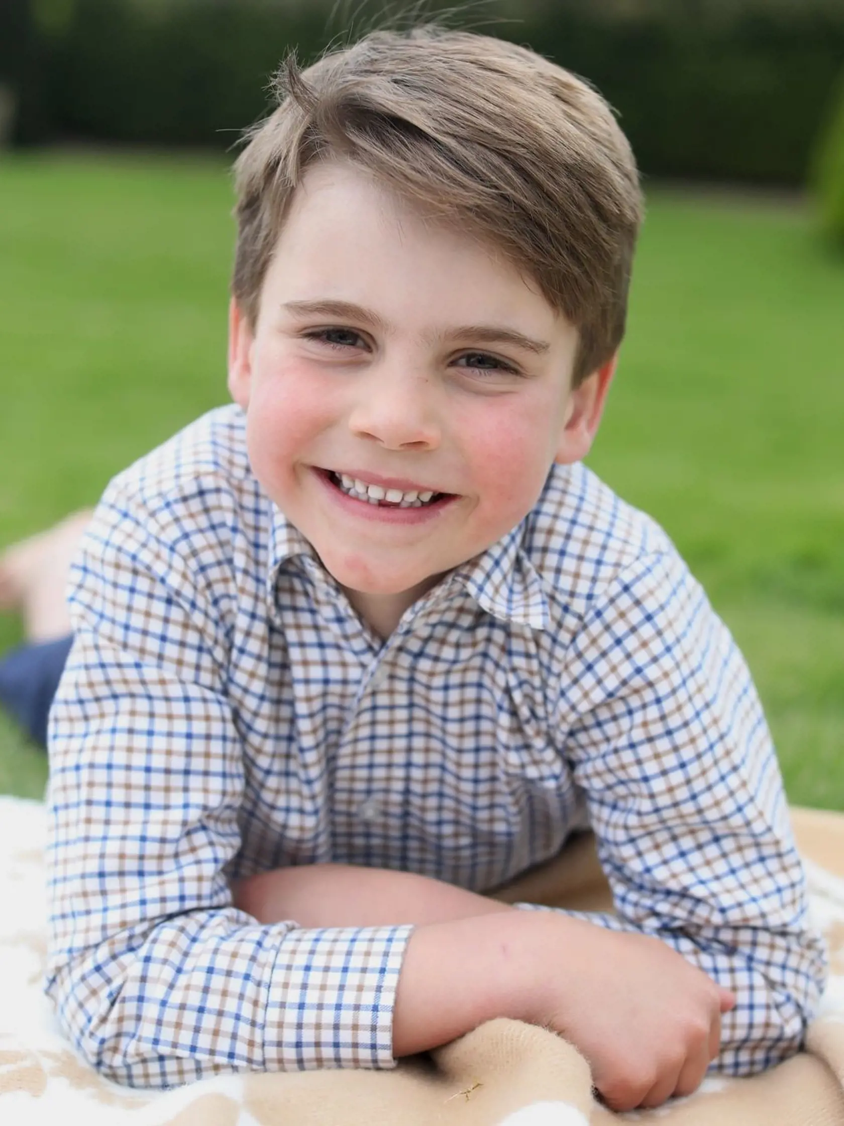 Princ Louis oslavuje 6 rokov, takto ho zvečnila jeho mama Kate.