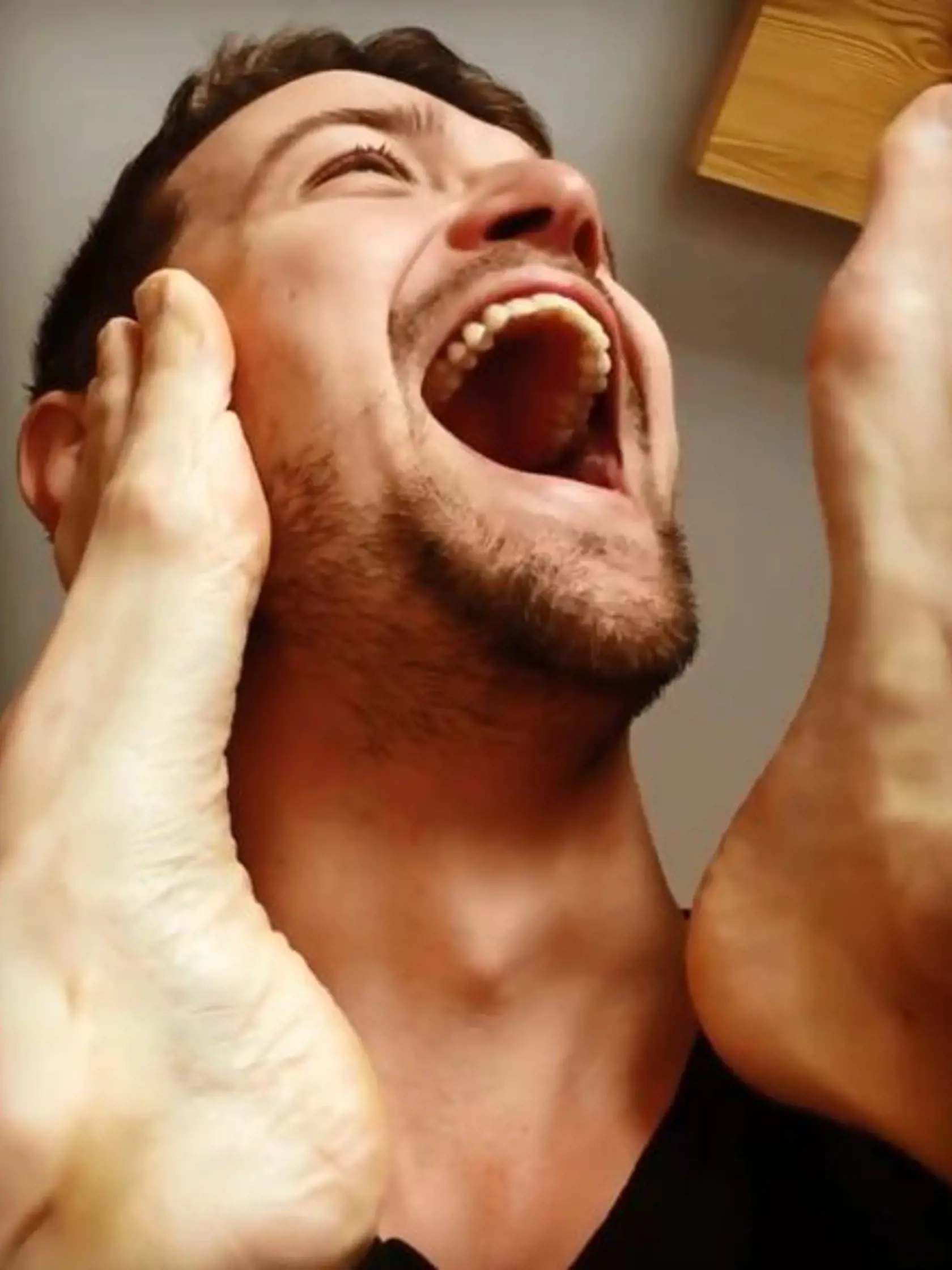 Vincze zverejnil video, ako mu Adela ťapká nohami po tvári a pchá prsty do úst.