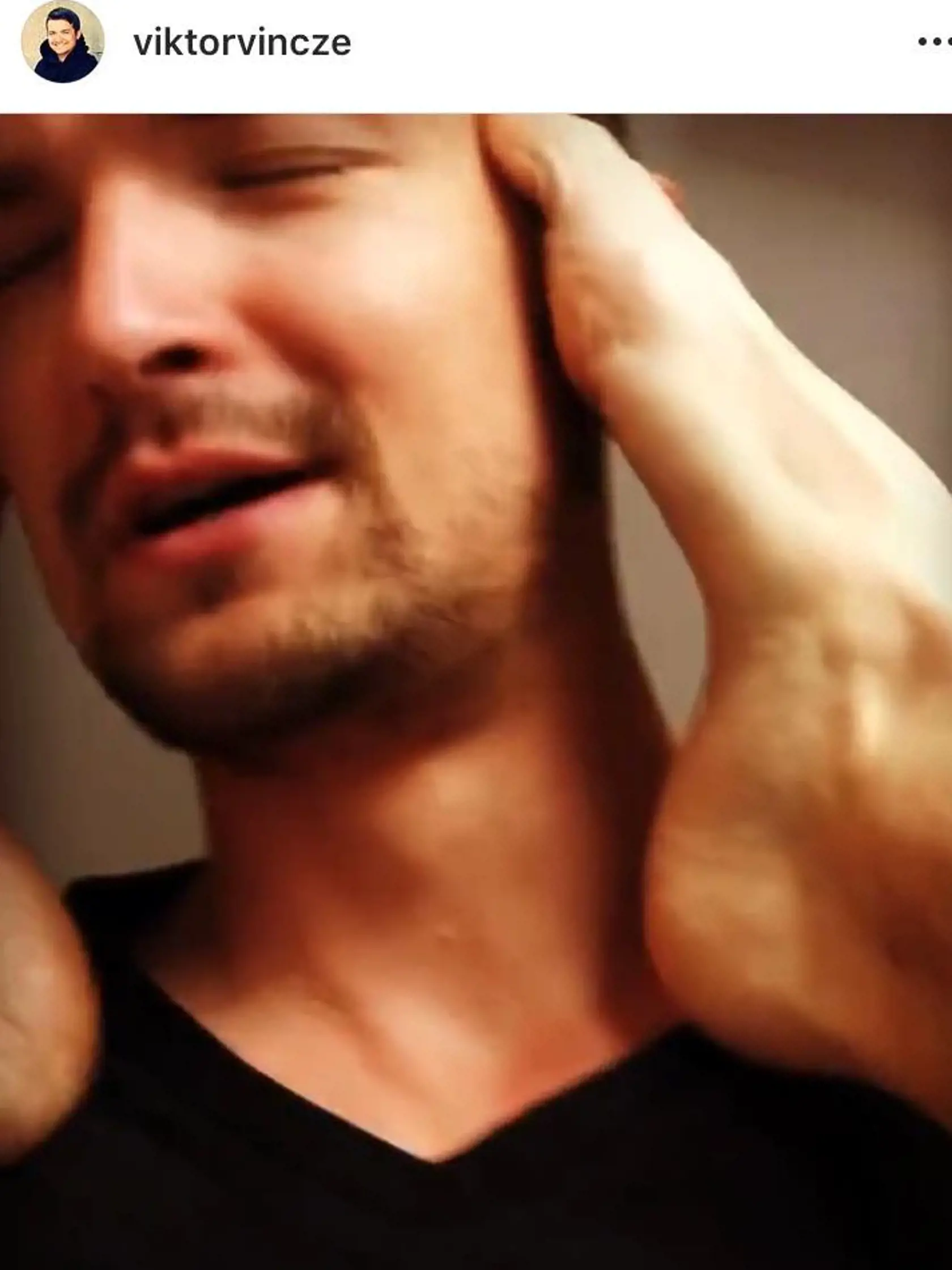 Vincze zverejnil video, ako mu Adela ťapká nohami po tvári a pchá prsty do úst.