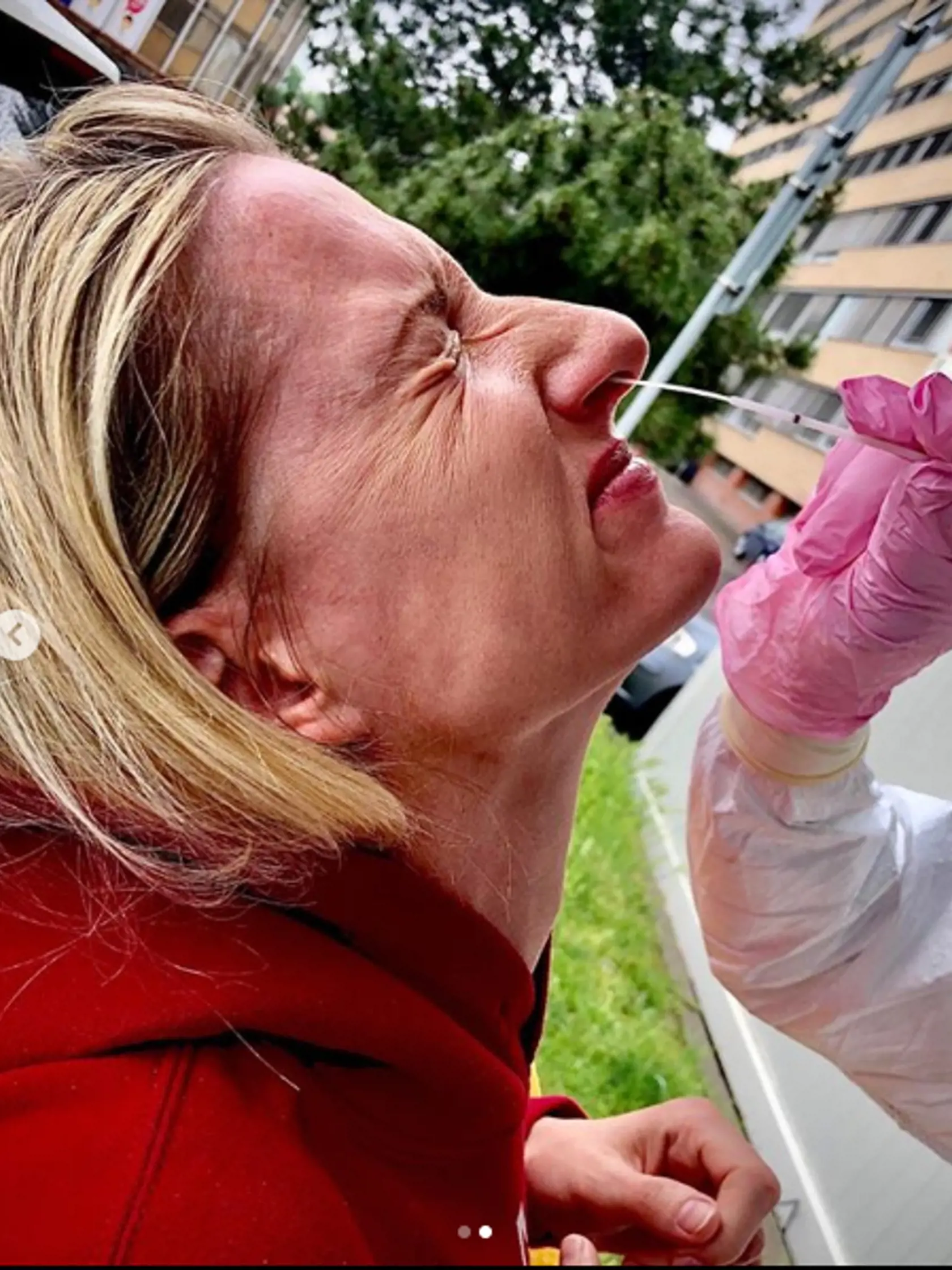Viktor Vincze zverejnil zábery z testu na koronavírus. Detailný záber Adely si však mohol nechať pre seba...
