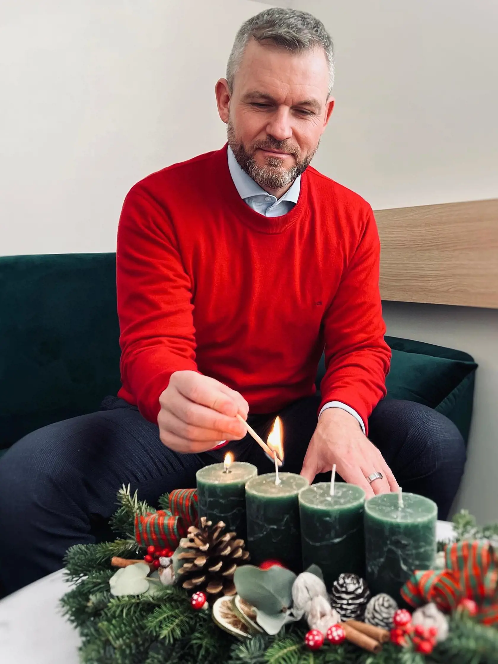 Líder Hlasu Peter Pellegrini zatiaľ neprezradil aký má vianočný stromček, ale zverejnil fotografiu svojho krásneho adventného venca.